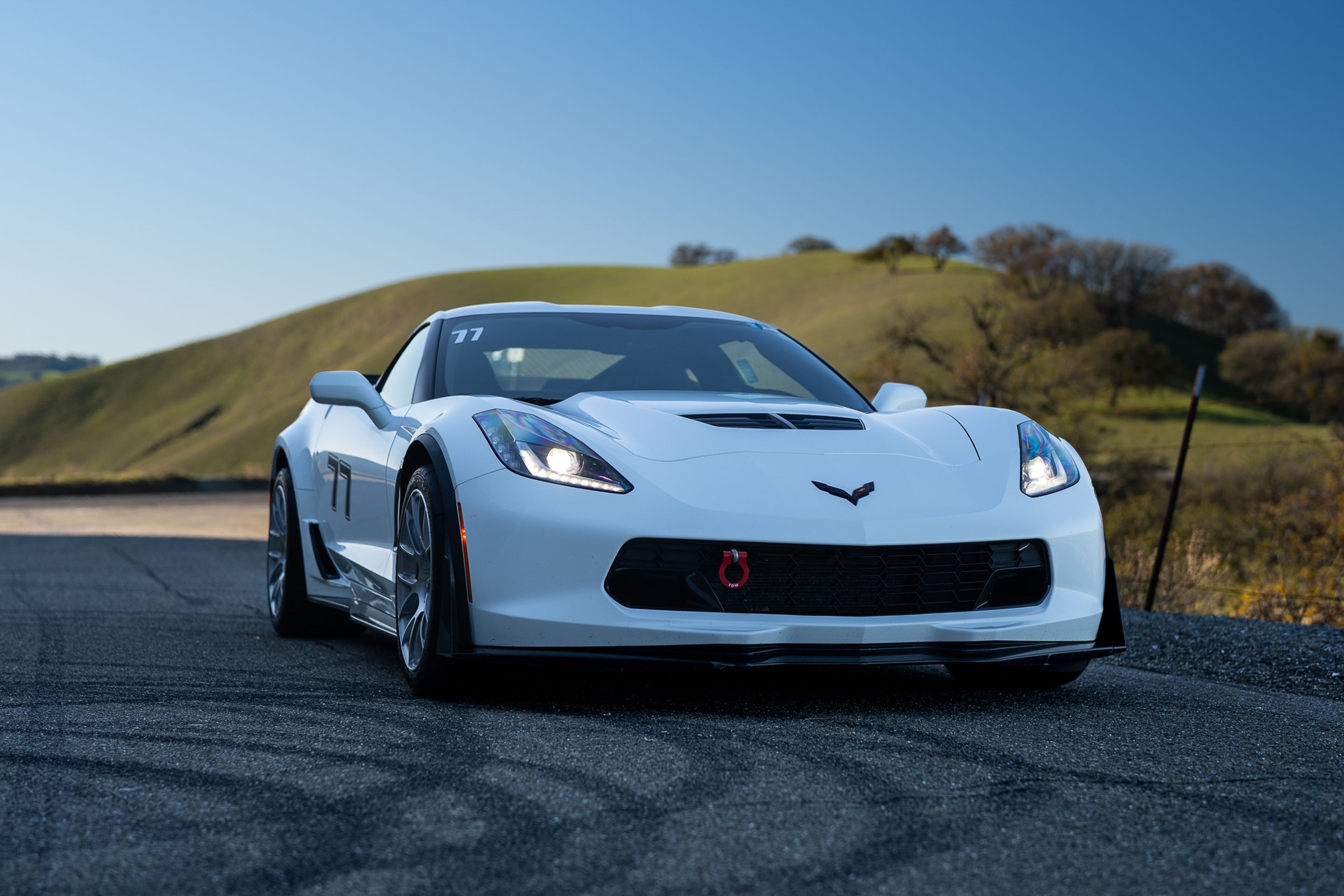 White Chevrolet C7 Corvette Z06 with 18" EC-7RS Apex wheels in Brushed Clear
