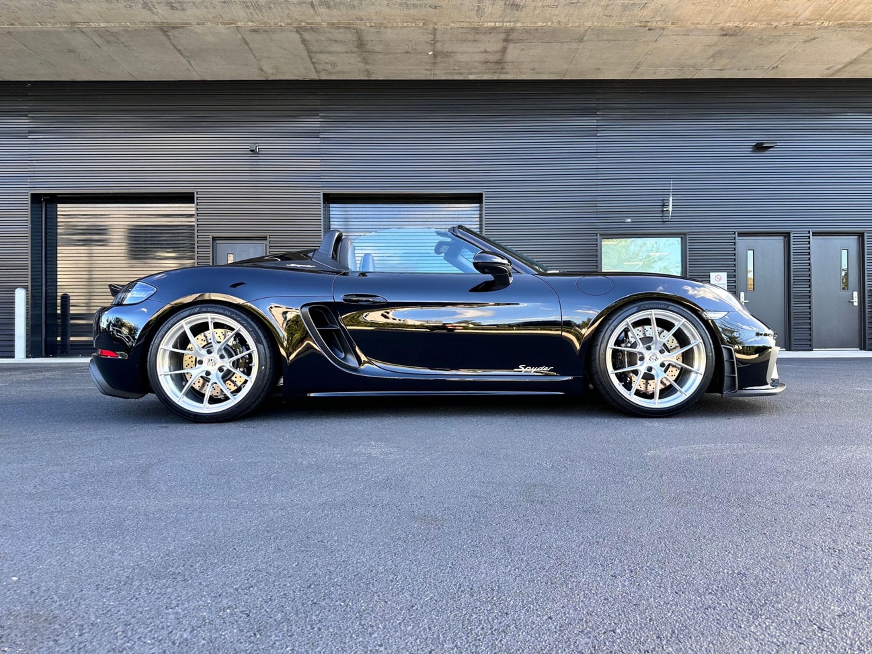 Black Porsche 718 Spyder with 20" VS-5RS Apex wheels in Brushed Clear
