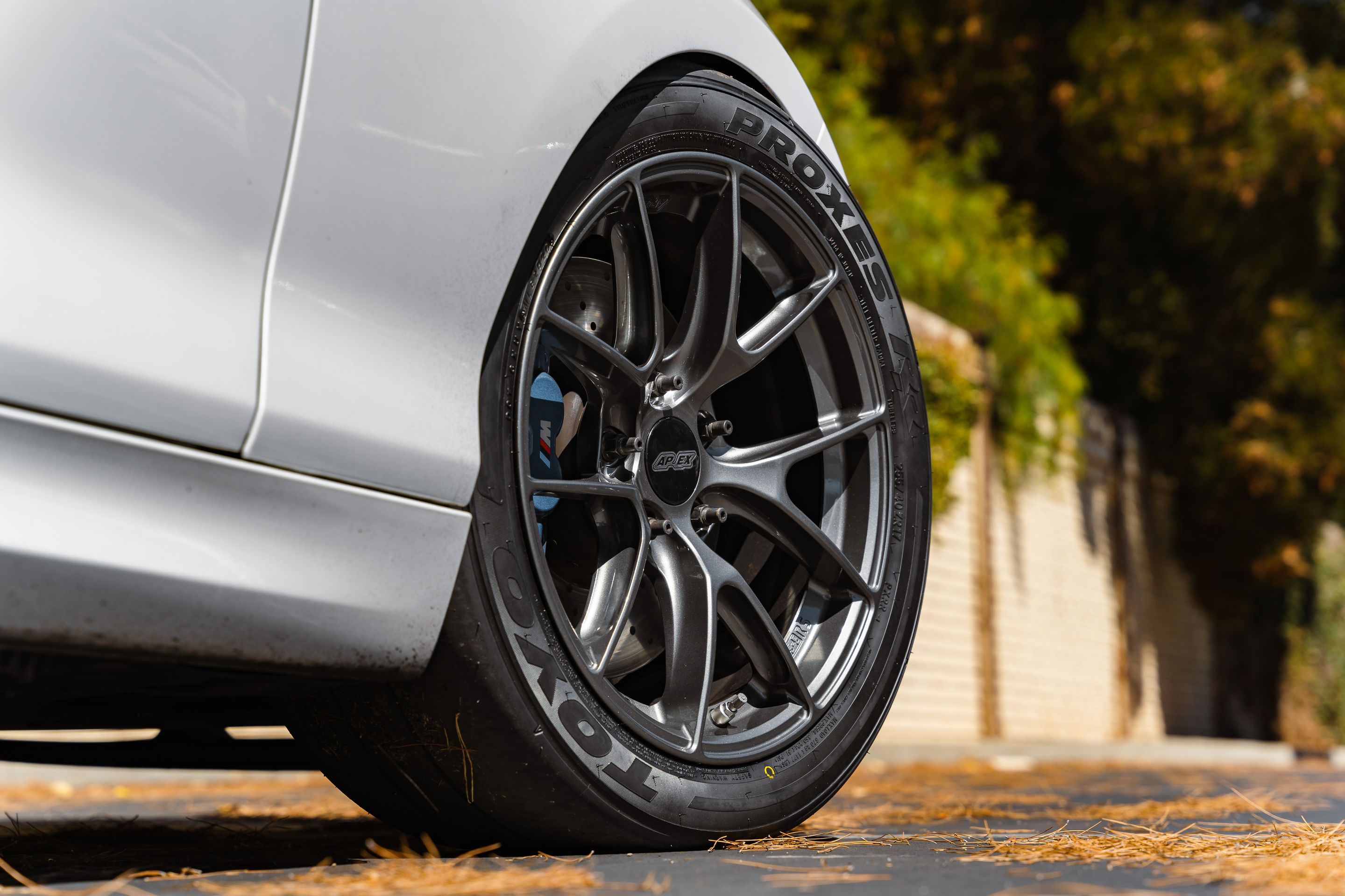 White BMW F22 Coupe 2 Series with 17" VS-5RS Apex wheels in Anthracite