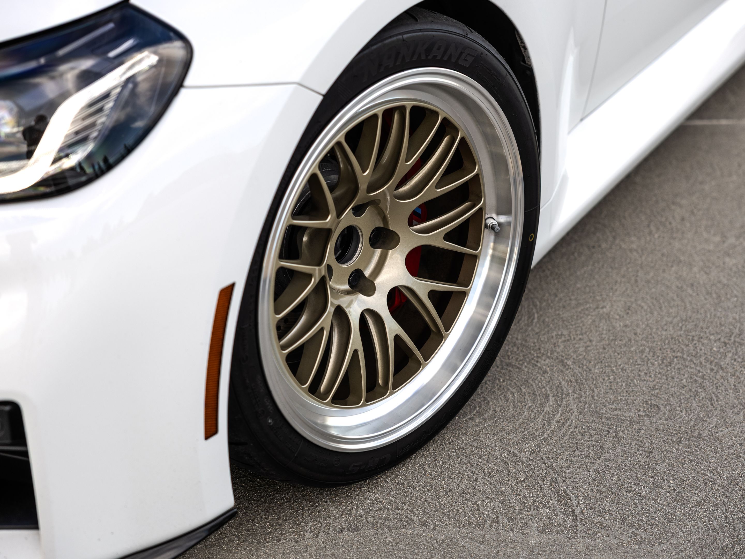 White BMW G87 M2 with 19" ML-10RT Apex wheels in Machined Lip Gloss Motorsport Gold