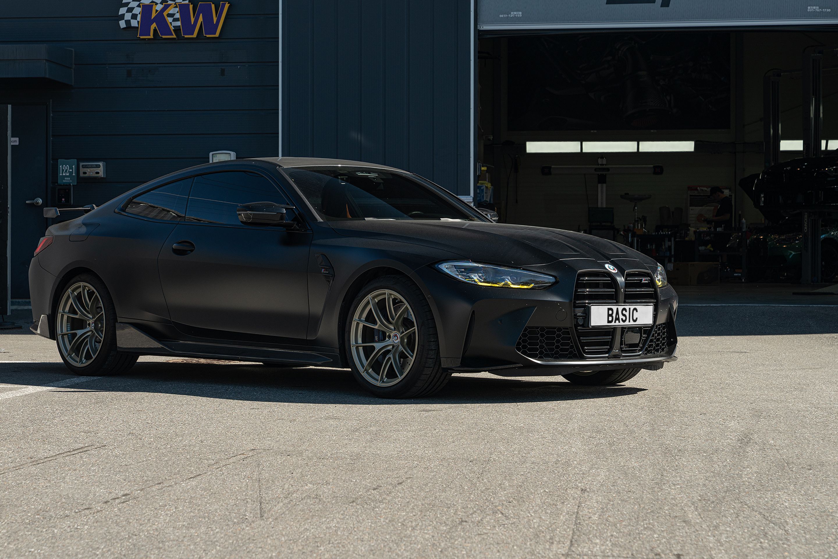 Black BMW G82 Coupe M4 with 19"/20" VS-5RS Apex wheels in Motorsport Gold