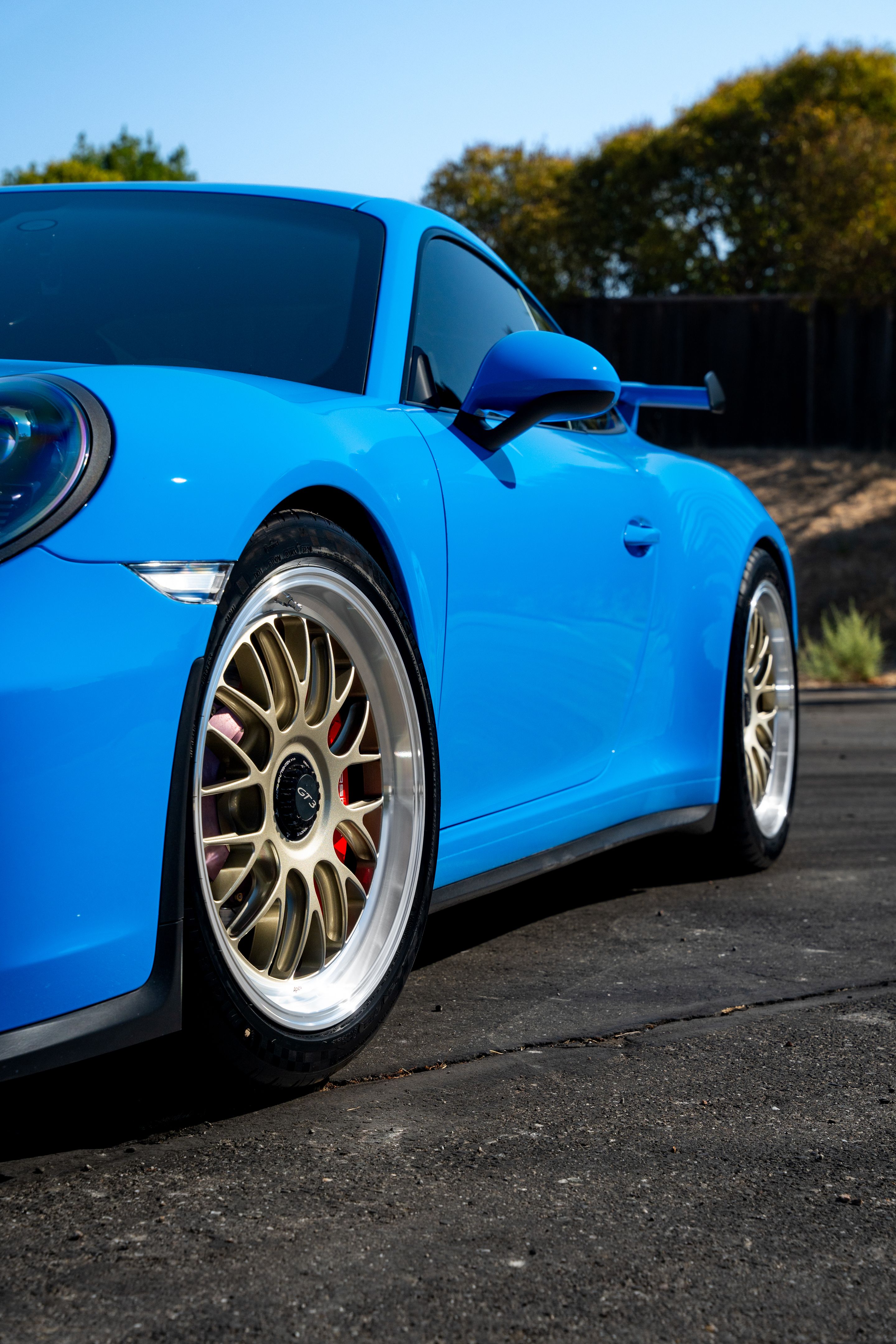 Blue Porsche 911 991.2 GT3 with 19" ML-10RT Apex wheels in Machined Lip Gloss Motorsport Gold