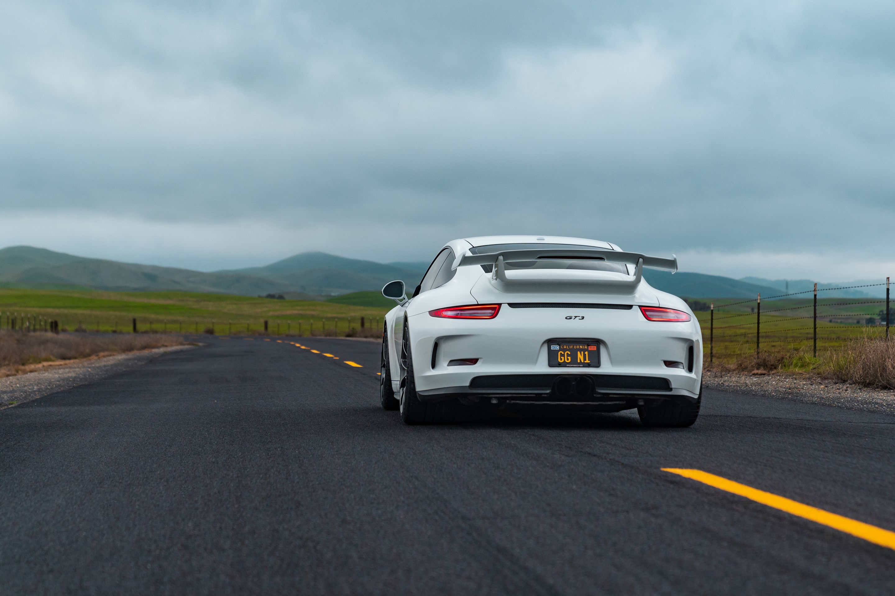 White Porsche 911 991.1 GT3 with 20" VS-5RS Apex wheels in Anthracite