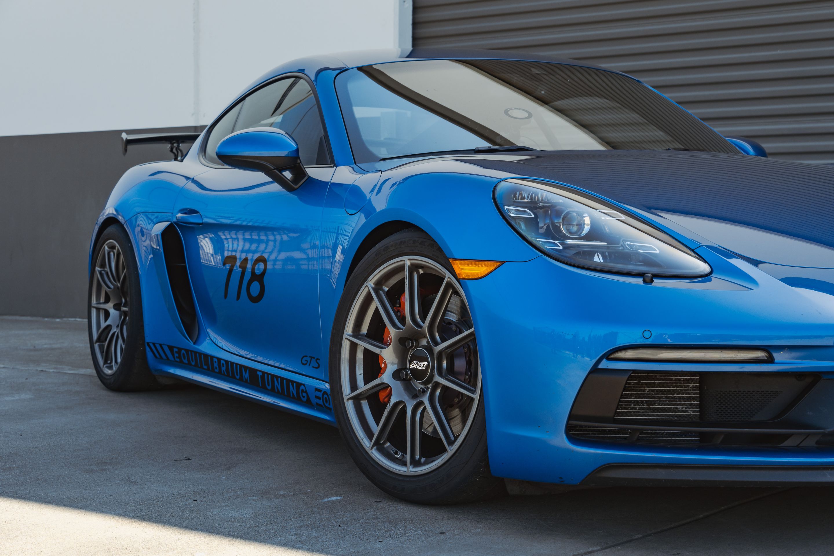 Blue Porsche 718 Cayman GTS 2.5L with 19" SM-10 Apex wheels in Anthracite