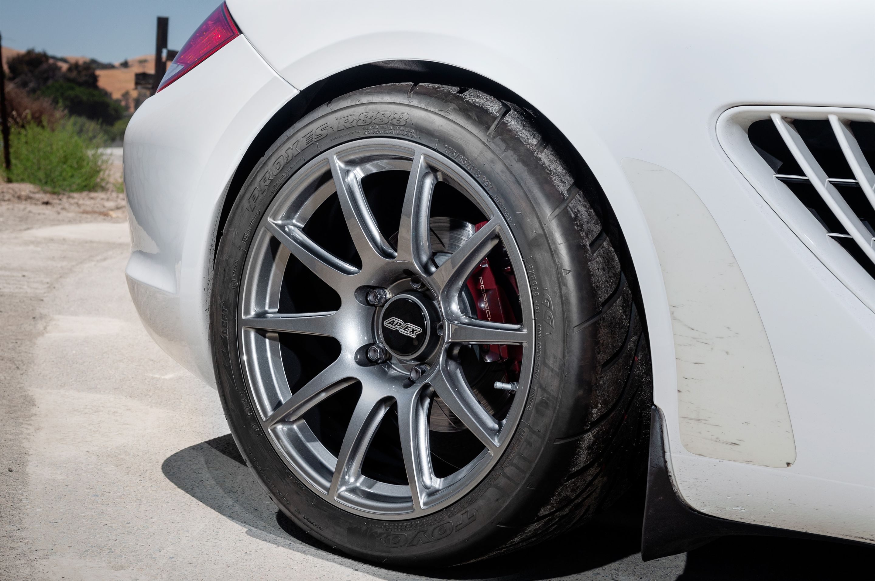 White Porsche 987 Cayman S with 18" SM-10 Apex wheels in Anthracite