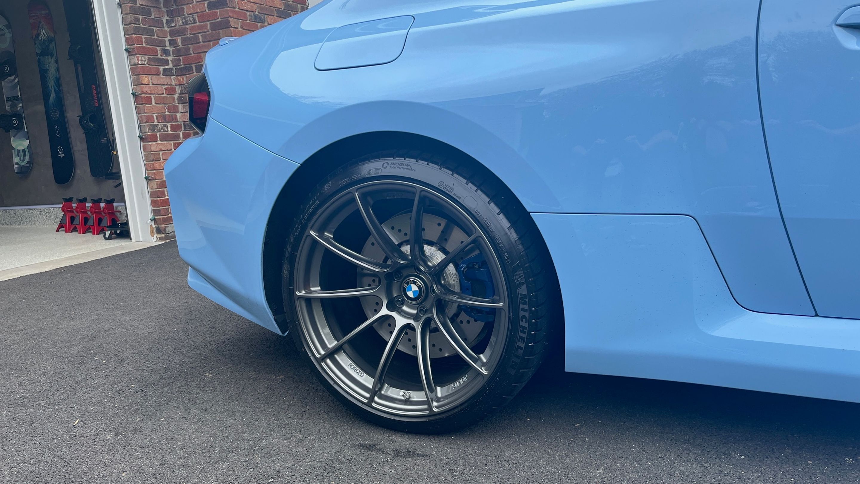 Blue BMW G87 M2 with 19"/20" SM-10RS Apex wheels in Anthracite