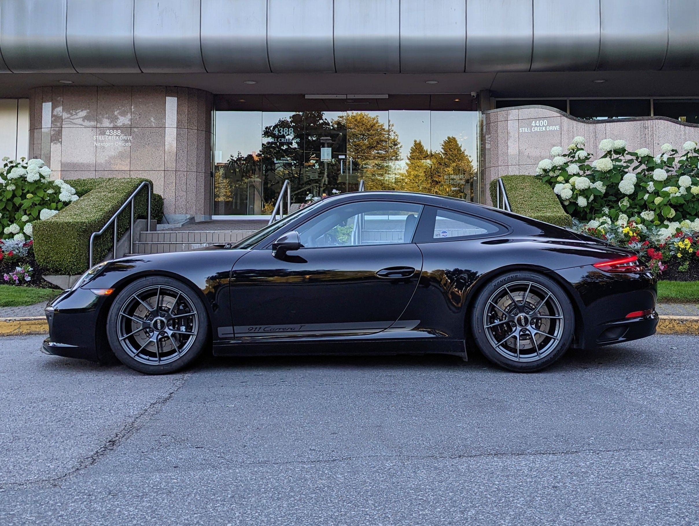Black Porsche 911 991.2 Carrera T with 19" VS-5RS Apex wheels in Anthracite