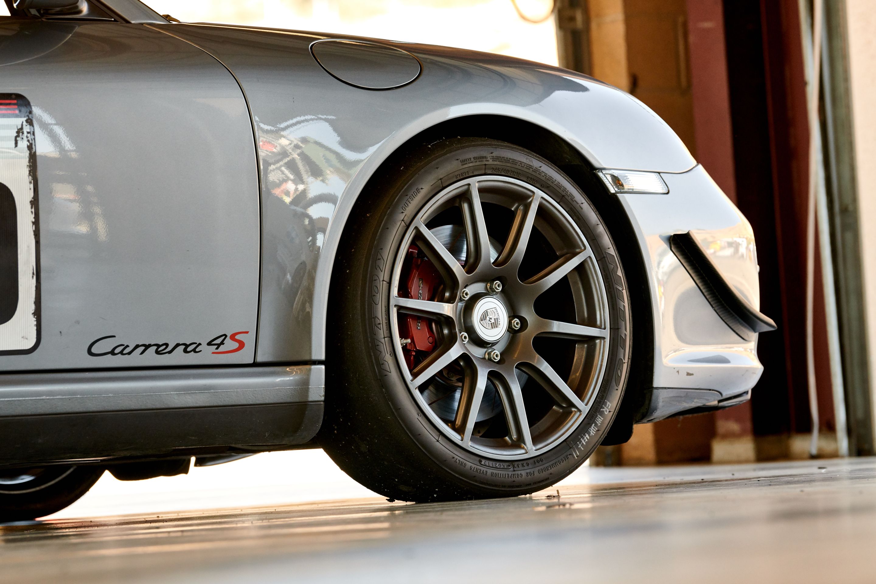 Grey Porsche 911 997 Carrera 4S with 18" SM-10 Apex wheels in Anthracite