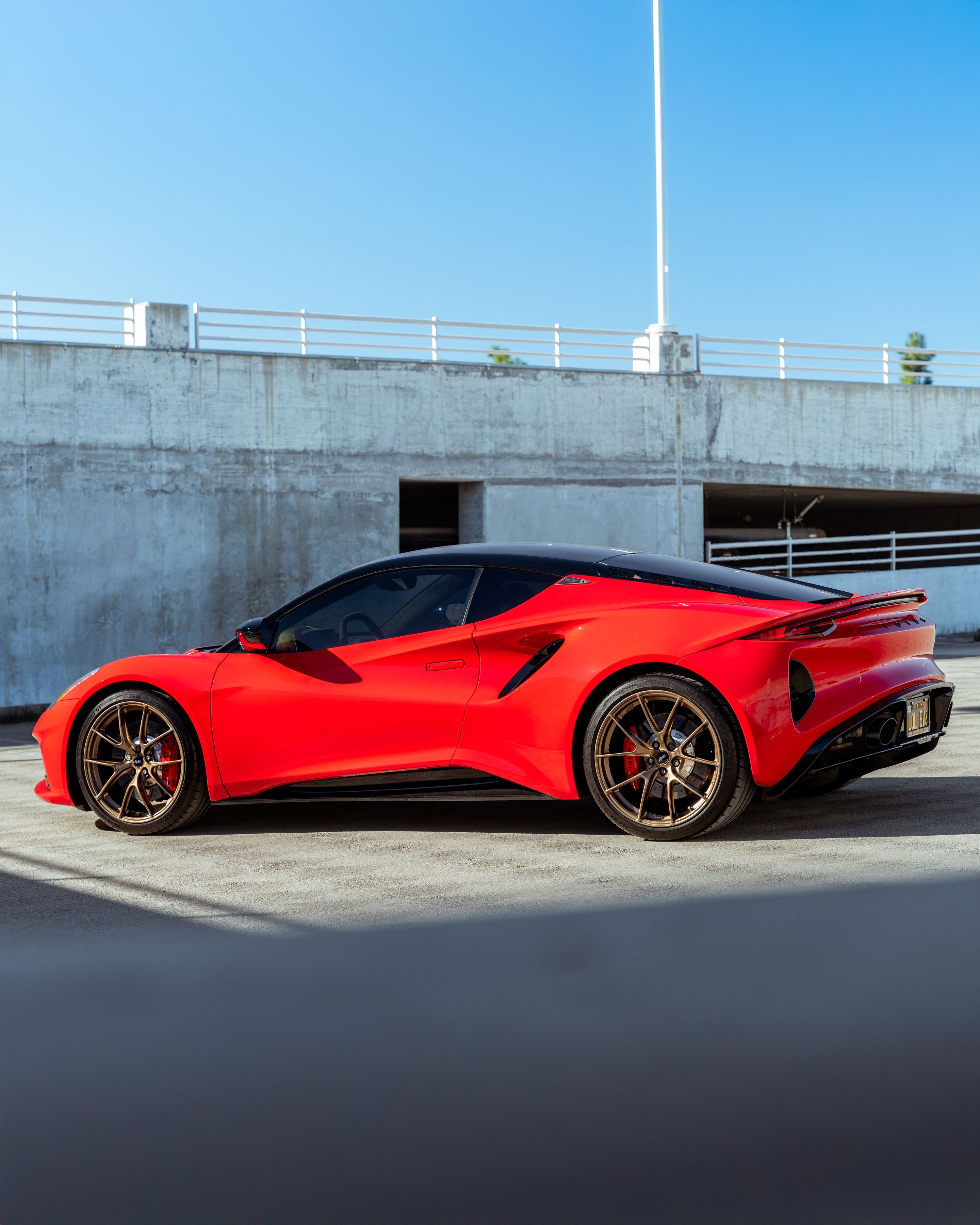 Red Lotus Emira with 20" VS-5RS Apex wheels in Anthracite