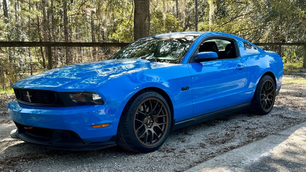Ford S197 Mustang GT with 19