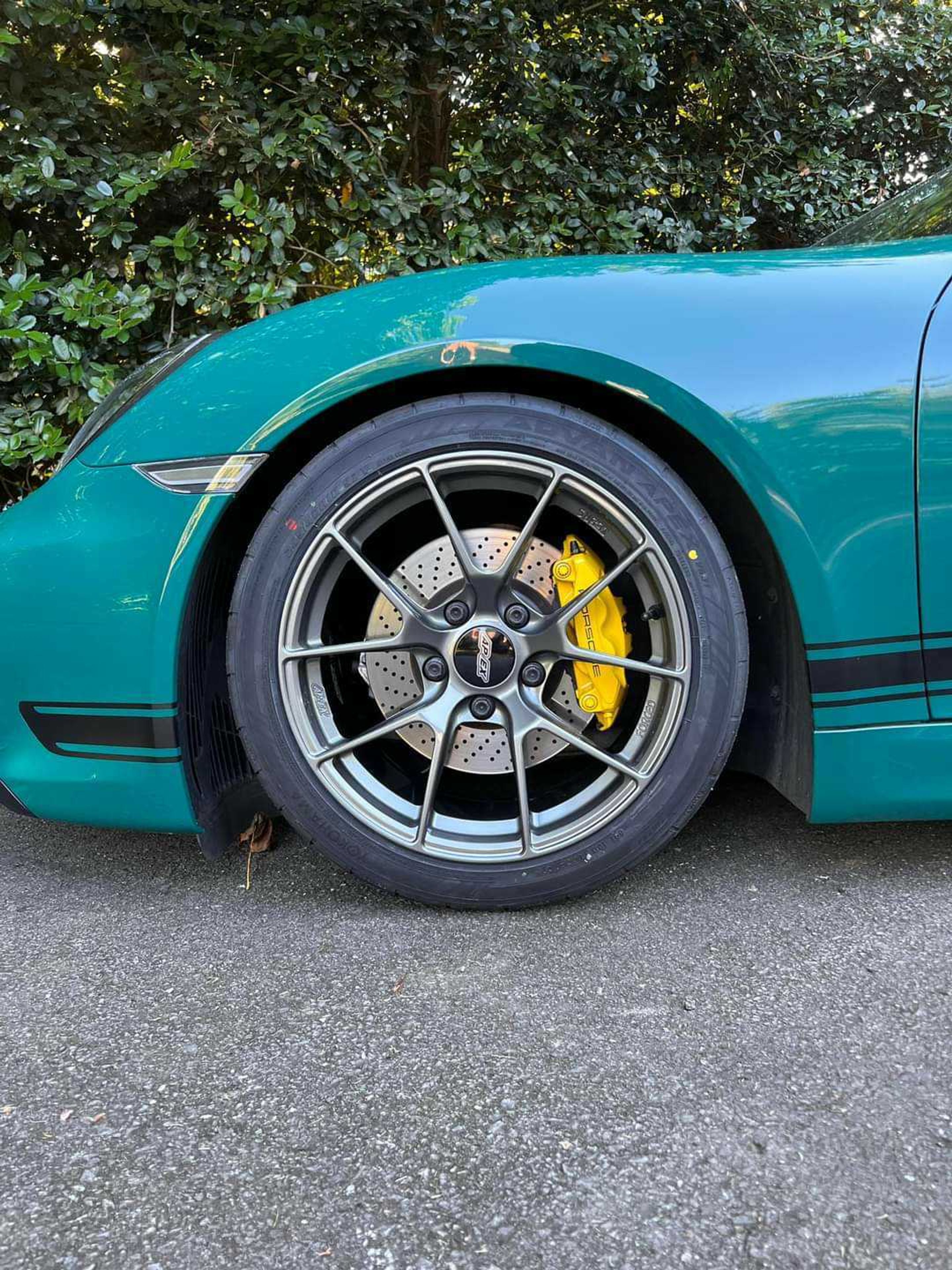 Green Porsche 981 Cayman GTS with 18" VS-5RS Apex wheels in Anthracite