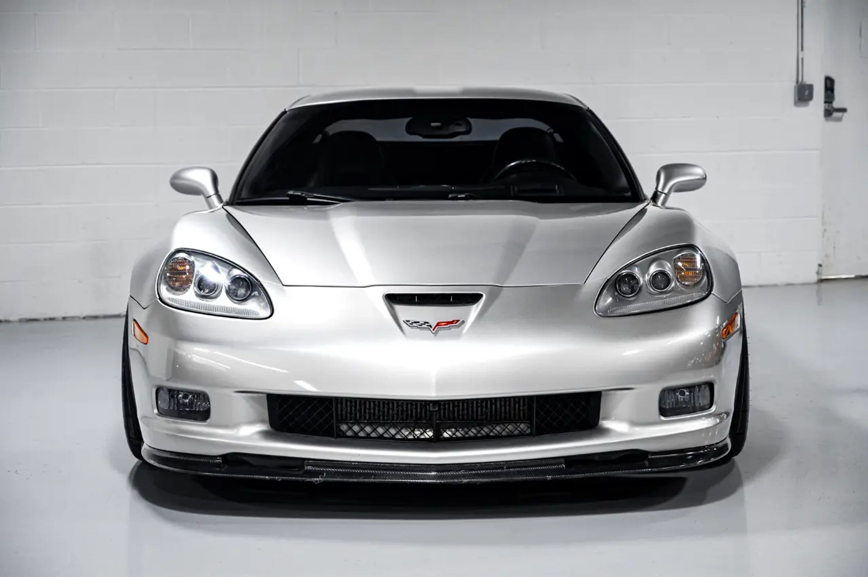 Silver Chevrolet C6 Corvette Z06 with 18"/19" VS-5RS Apex wheels in Anthracite