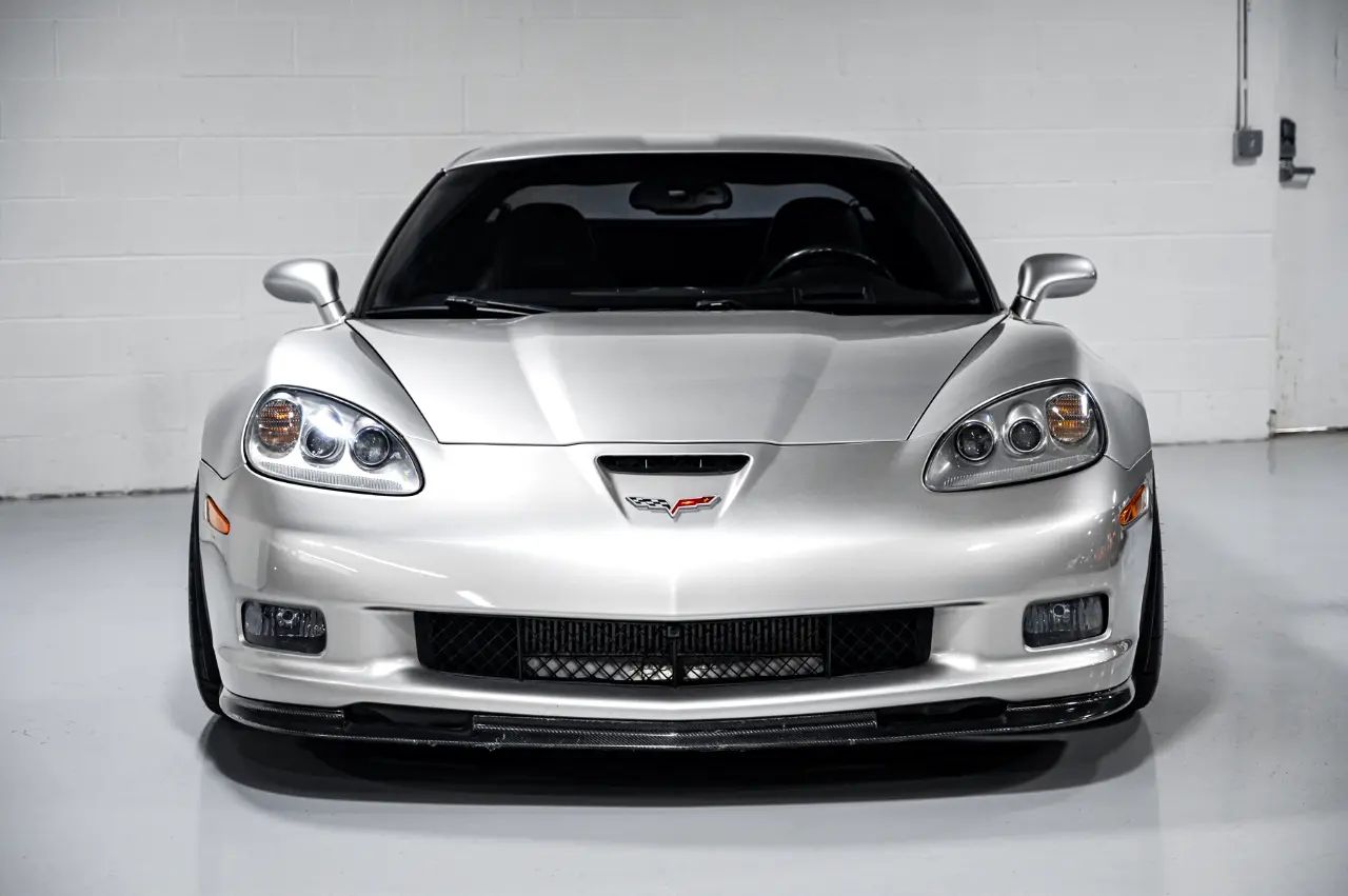 Silver Chevrolet C6 Corvette Z06 with 18"/19" VS-5RS Apex wheels in Anthracite