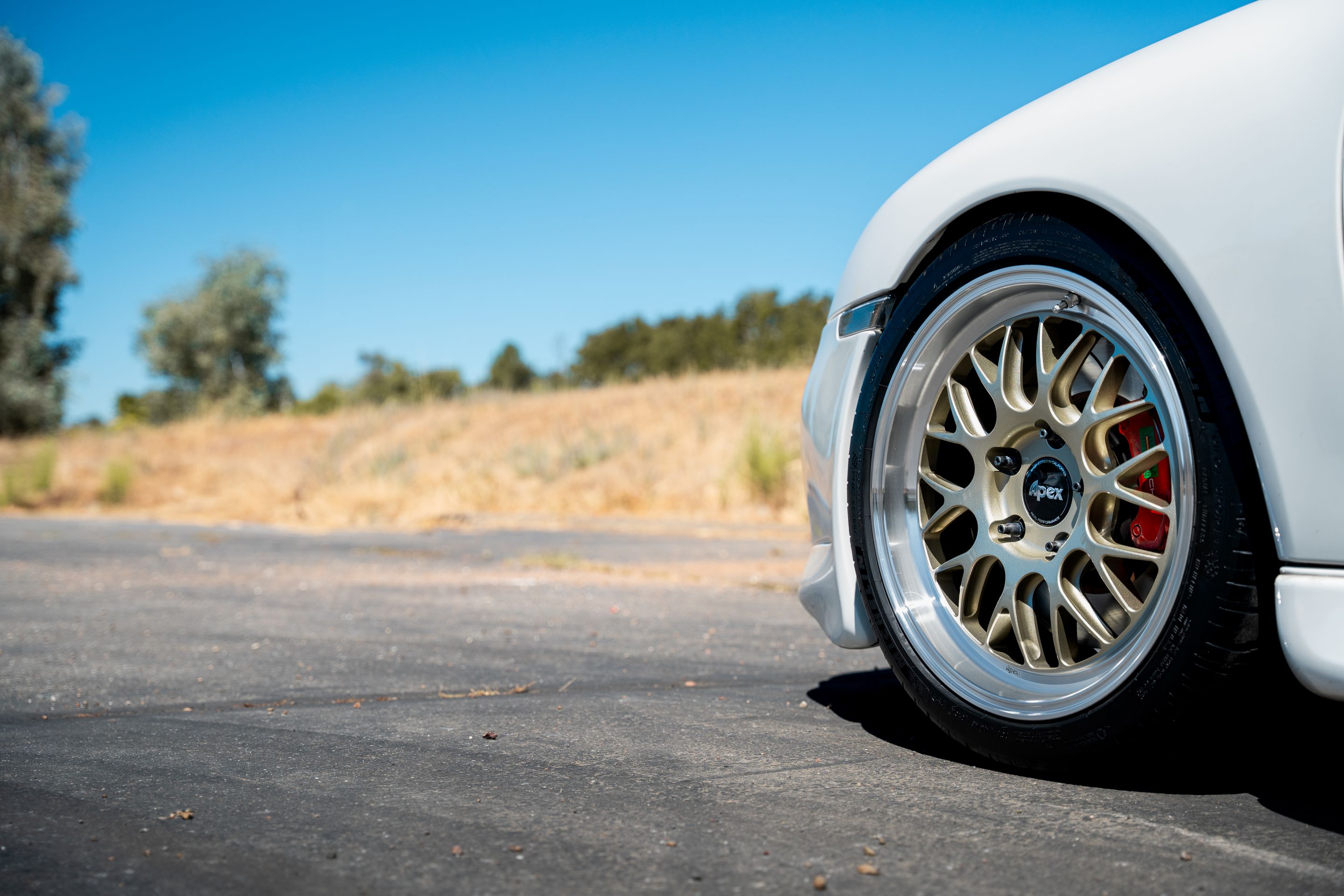 White Porsche 911 996 Carrera with 18" ML-10RT Apex wheels in Machined Lip Gloss Motorsport Gold