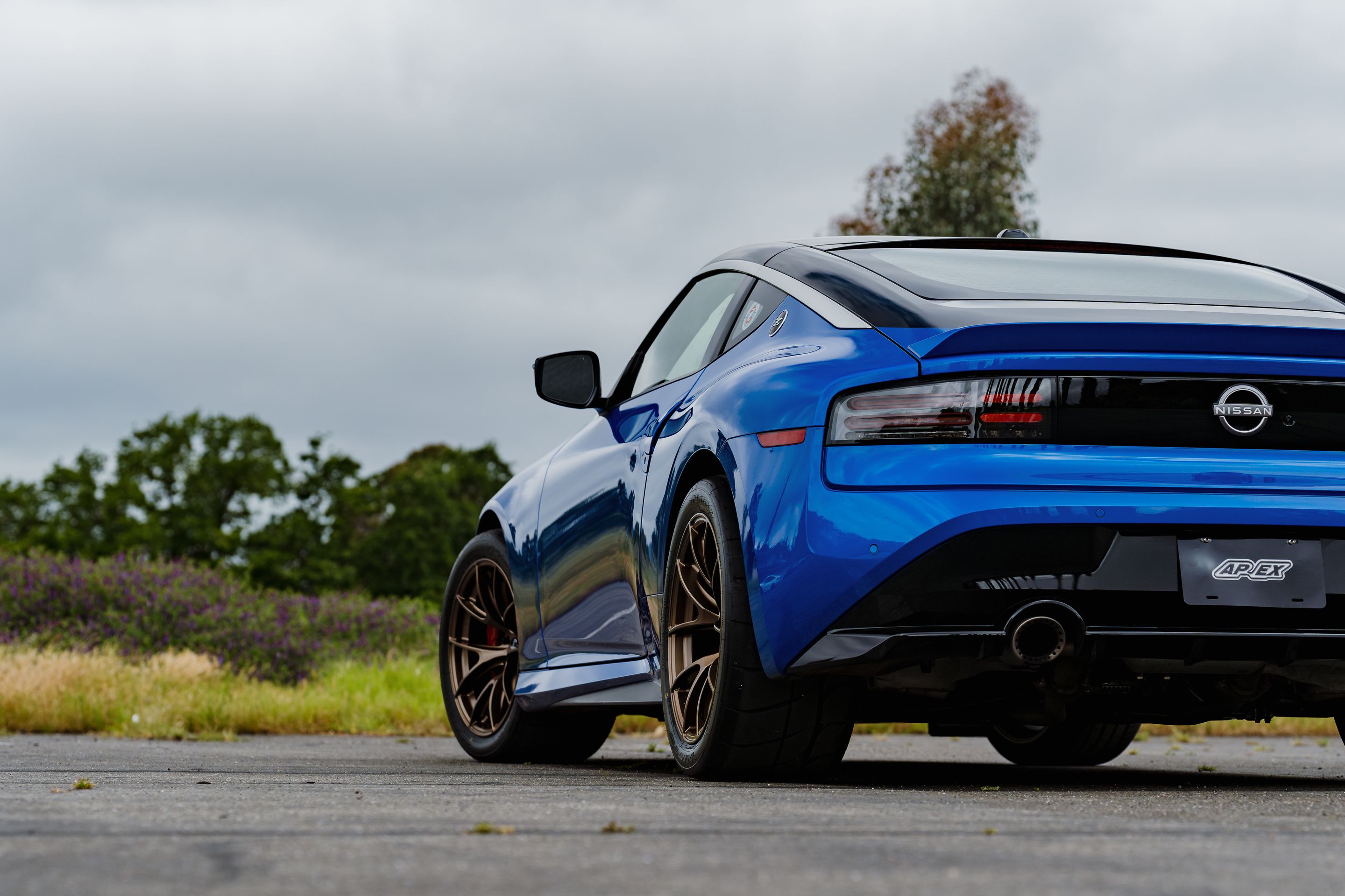 Blue Nissan Z with 18" VS-5RS Apex wheels in Satin Bronze