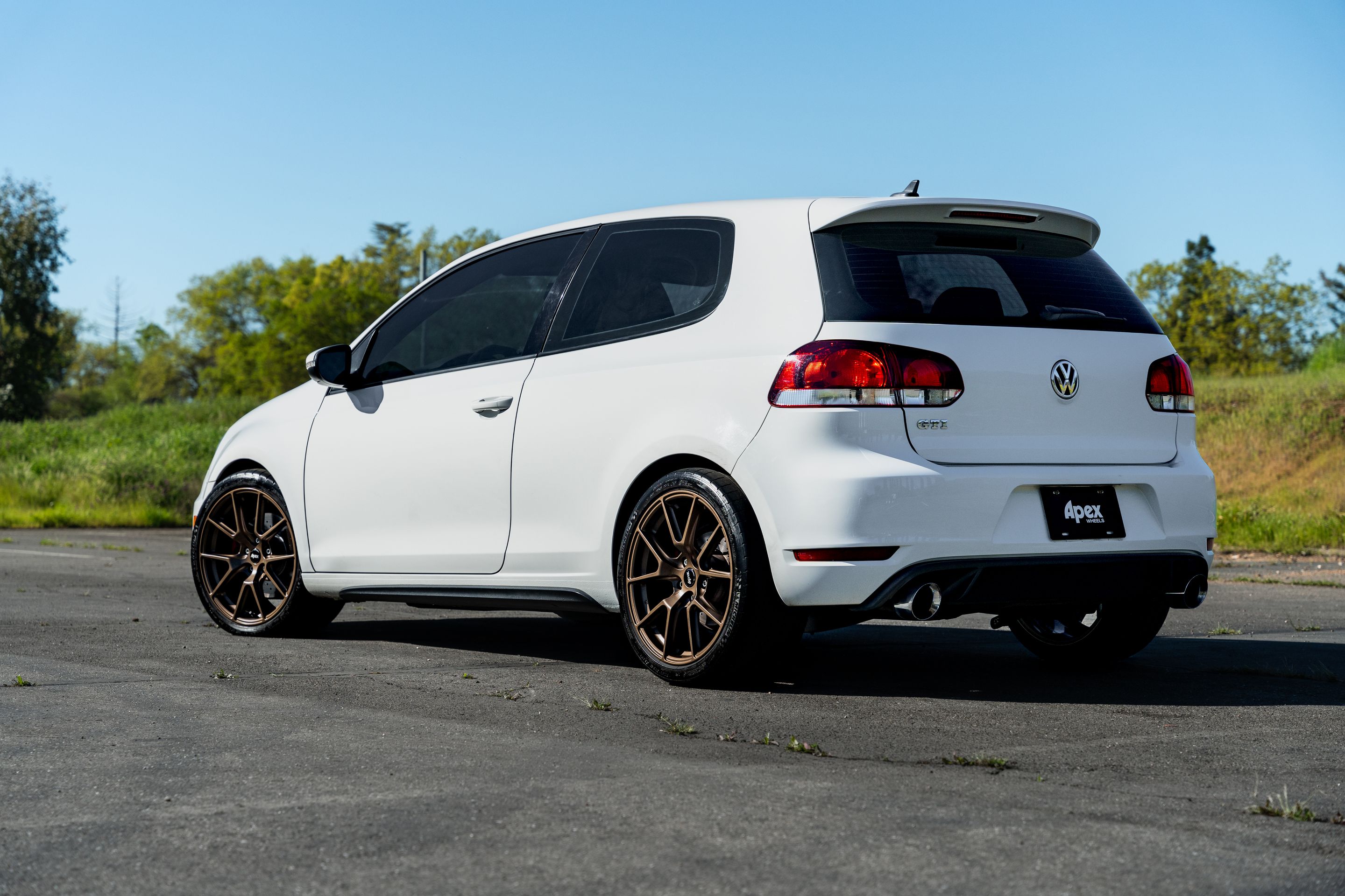 White VW MK6 GTI with 18" VS-5 Apex wheels in Satin Bronze