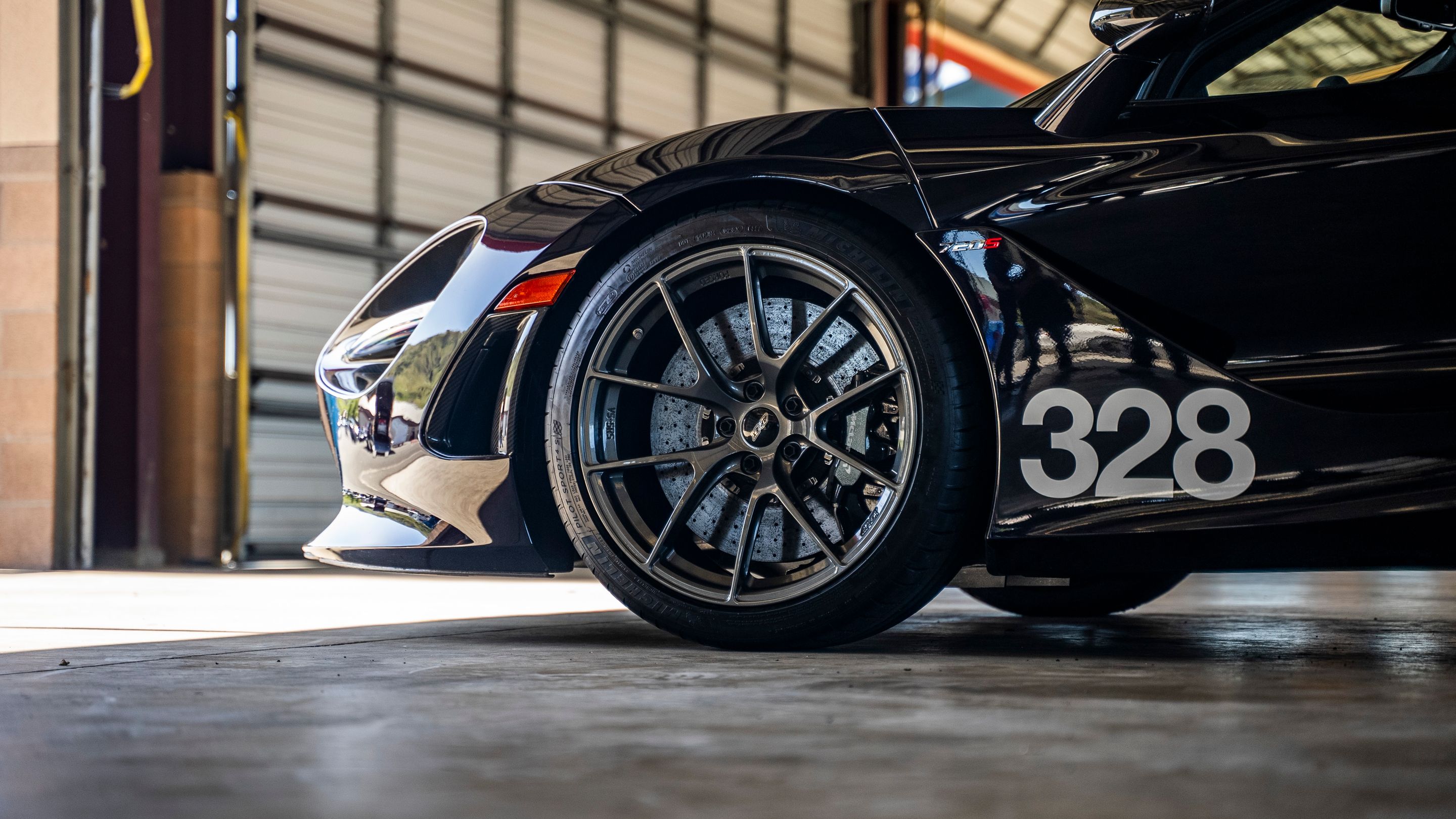 Black McLaren 720S with 19"/20" VS-5RS Apex wheels in Anthracite