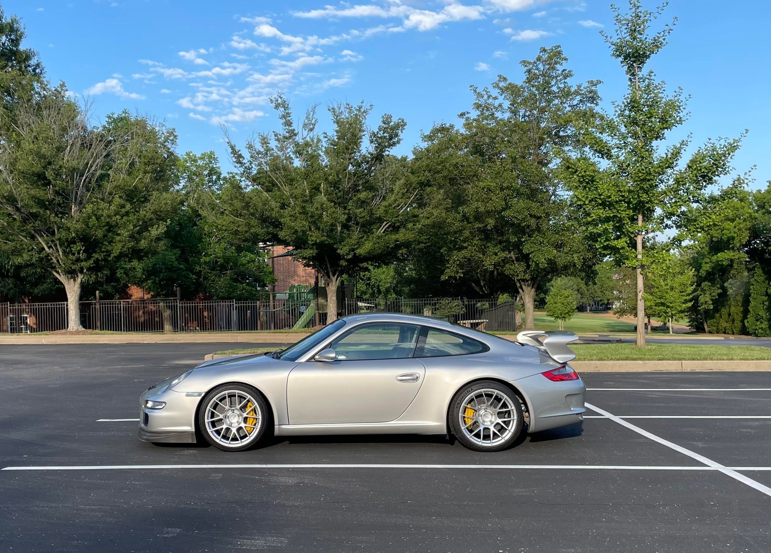 Silver Porsche 911 997 GT3 with 19" EC-7RS Apex wheels in Race Silver