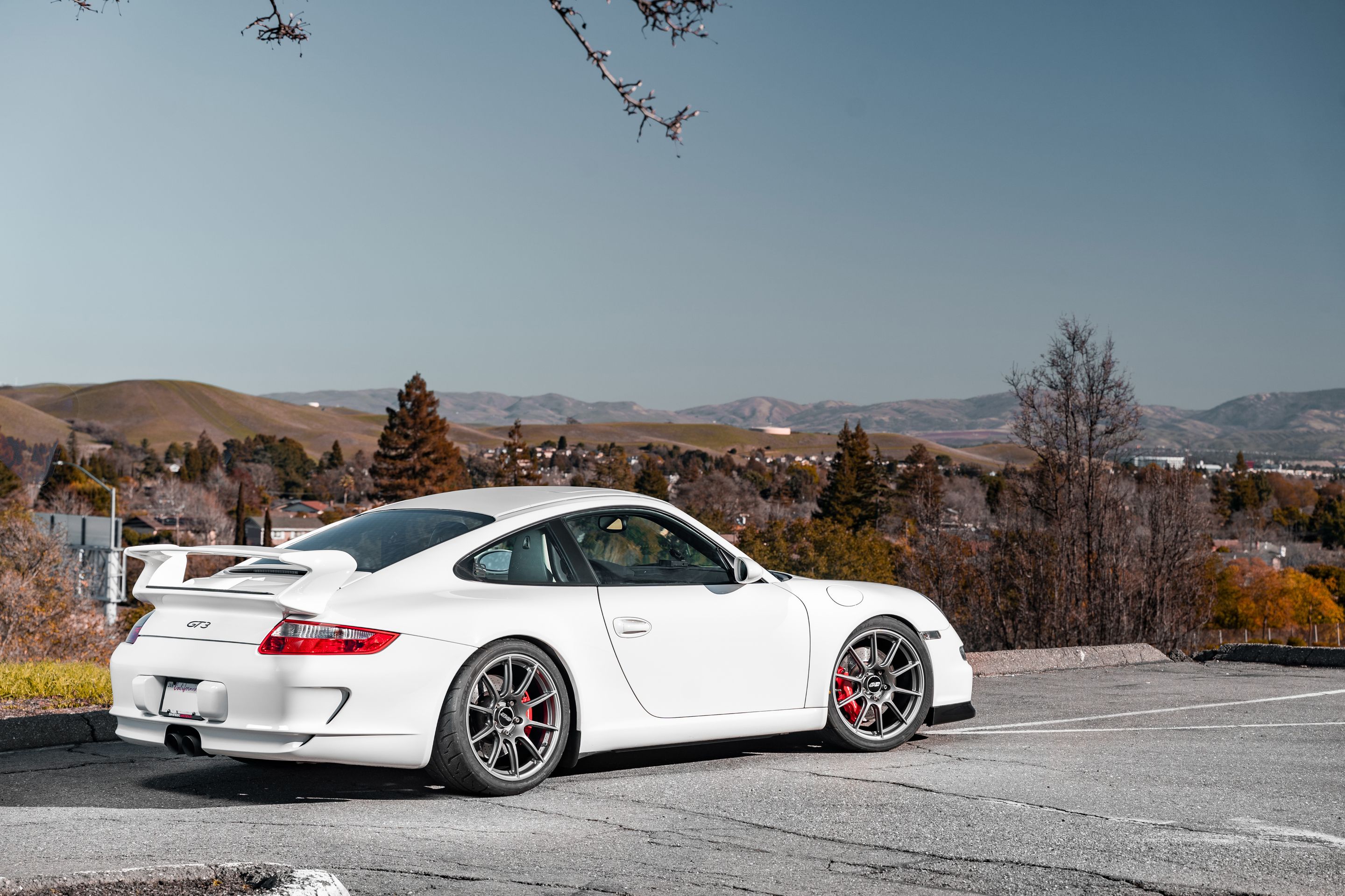 White Porsche 911 997 GT3 with 19" SM-10 Apex wheels in Anthracite