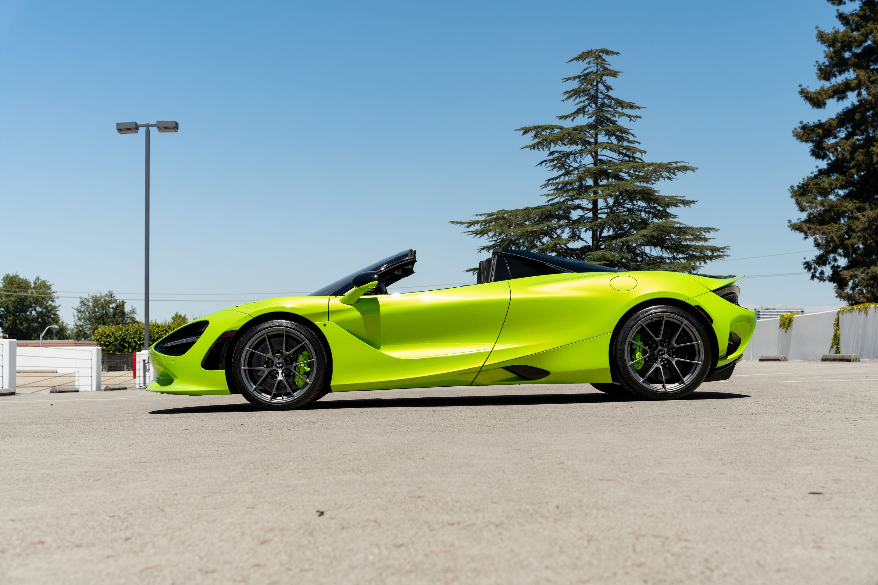 Green McLaren 750S with 19"/20" VS-5RS Apex wheels in Anthracite