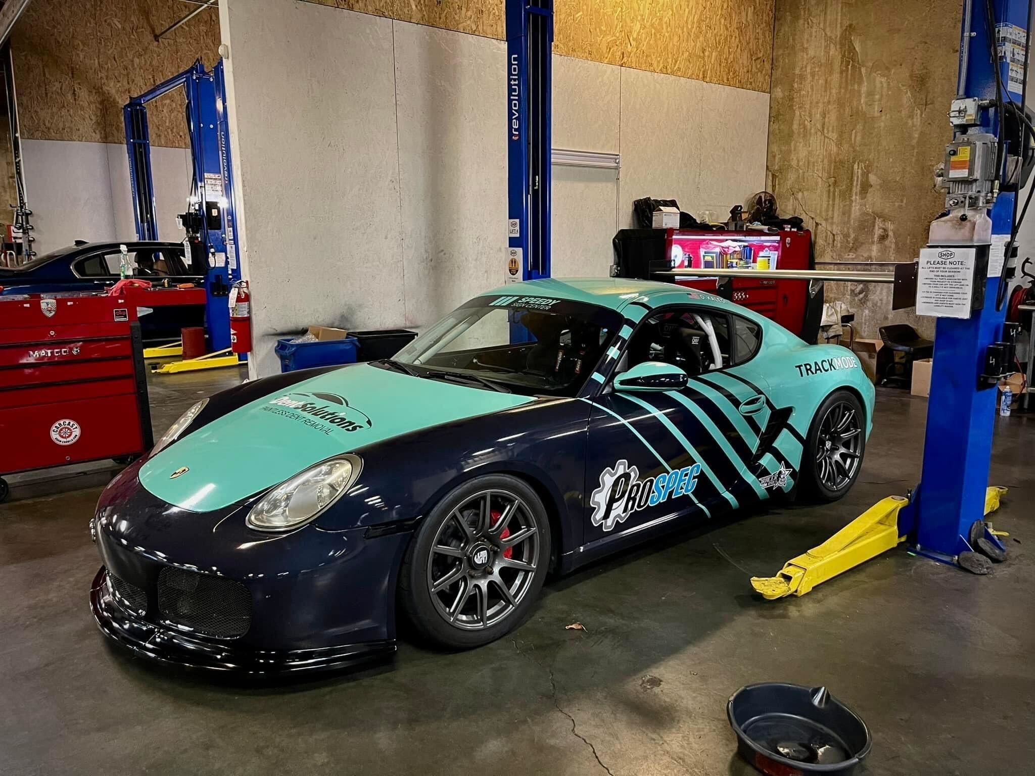 Green Porsche 987 Cayman S with 18" SM-10 Apex wheels in Anthracite