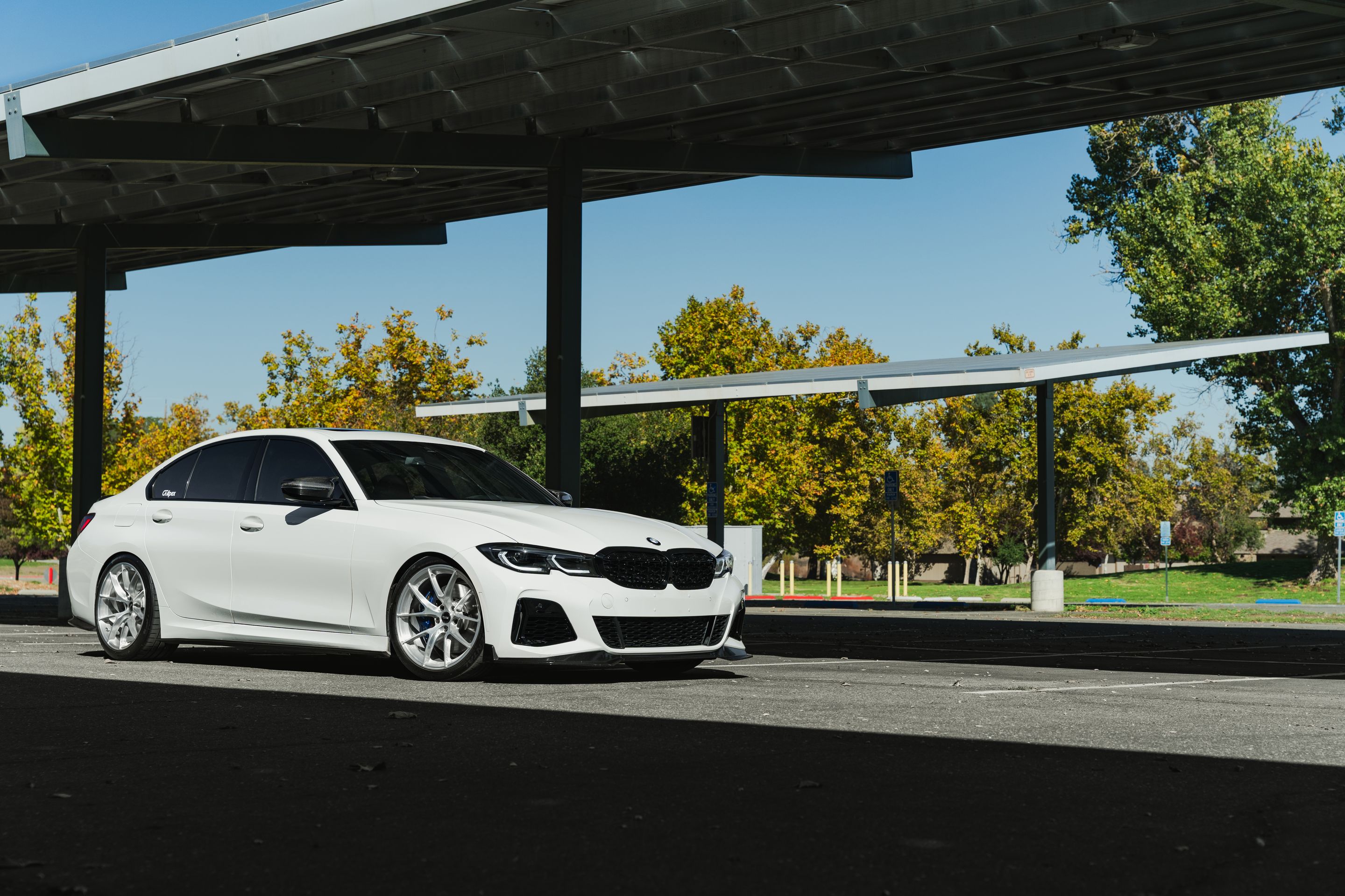 White BMW G20 Sedan 3 Series with 19" VS-5RS Apex wheels in Brushed Clear