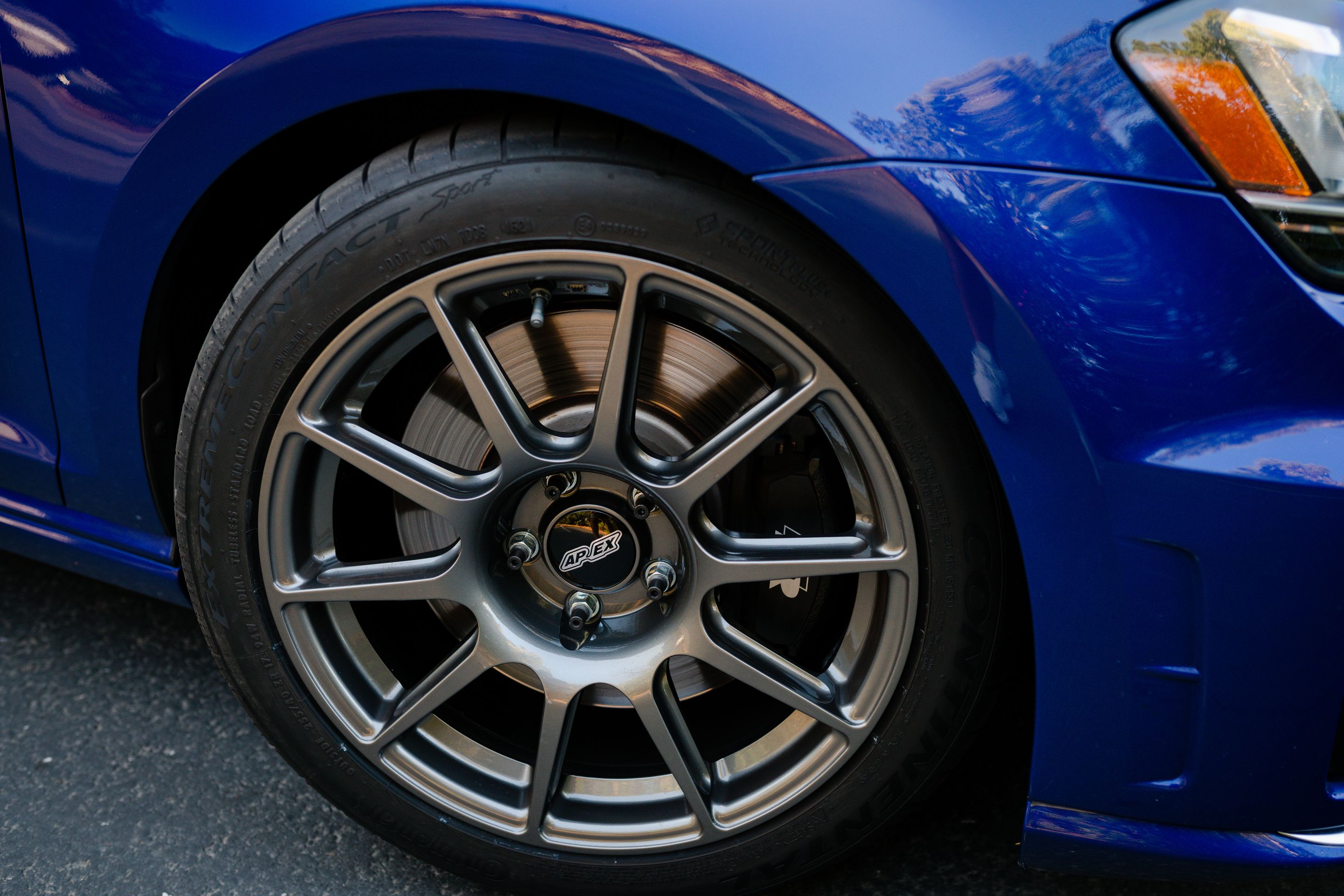 Blue VW MK7 Golf R with 17" SM-10 Apex wheels in Anthracite