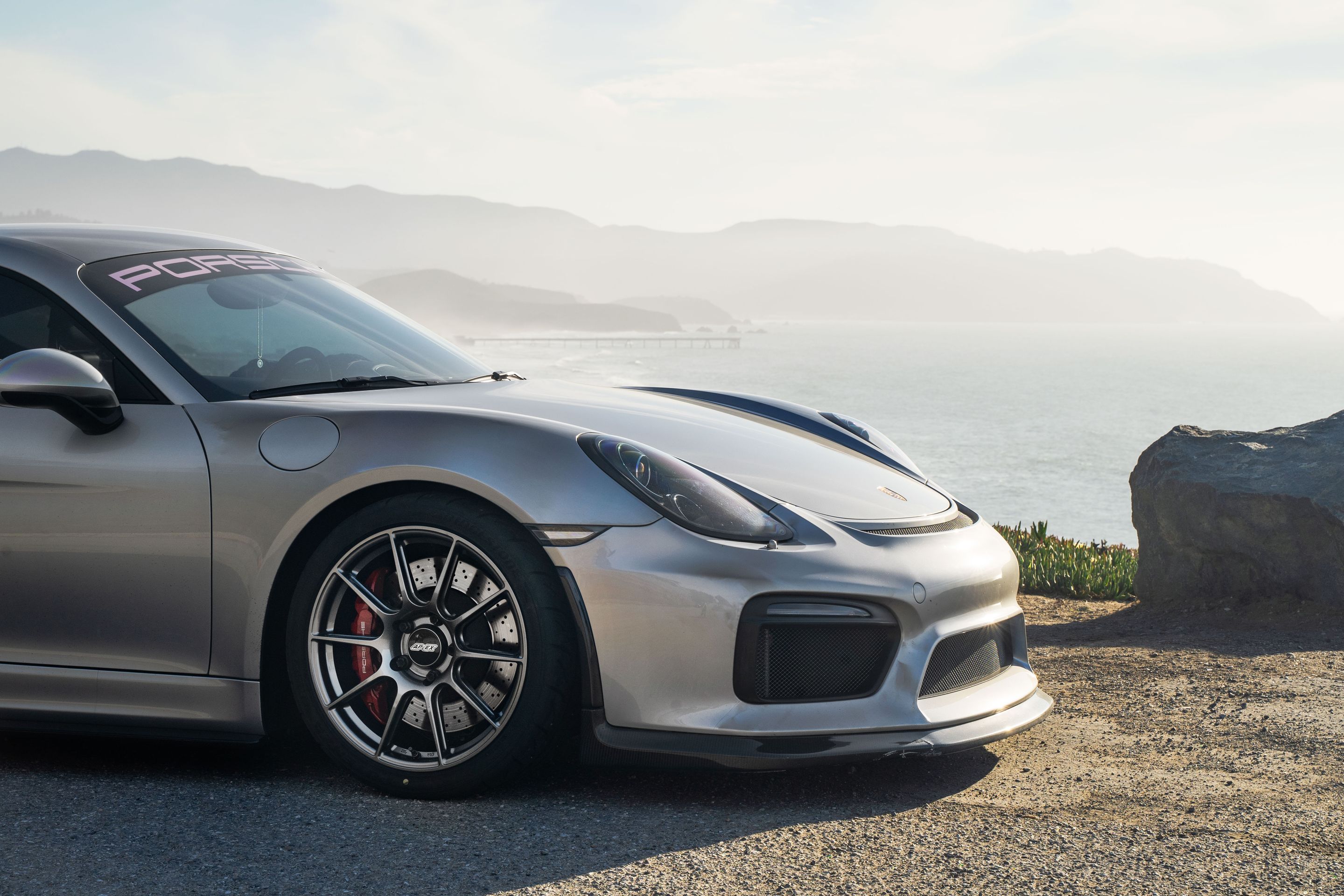 Silver Porsche 981 Cayman GT4 with 19" SM-10 Apex wheels in Anthracite