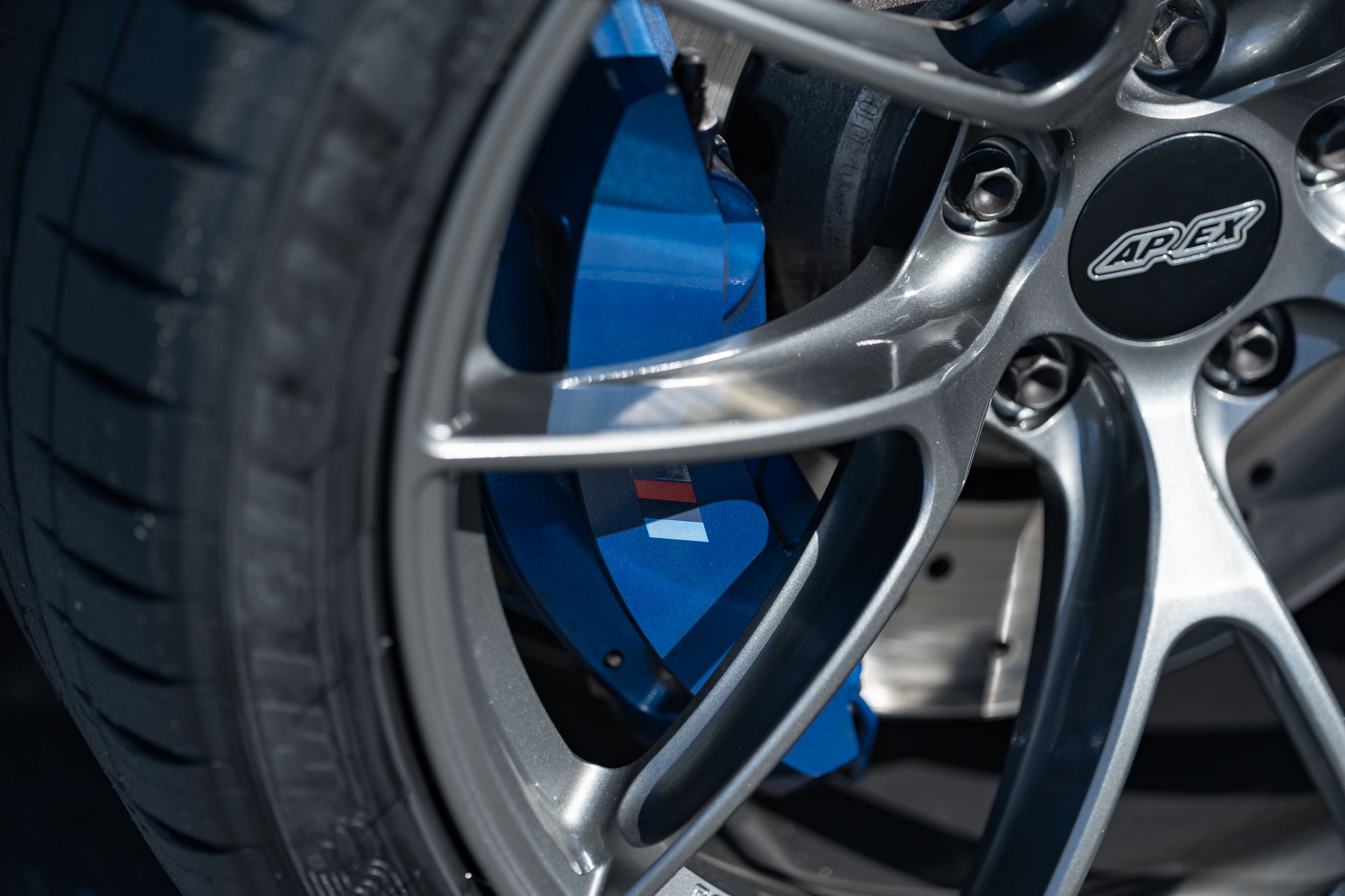 Blue BMW F10 M5 with 20" VS-5RS Apex wheels in Anthracite