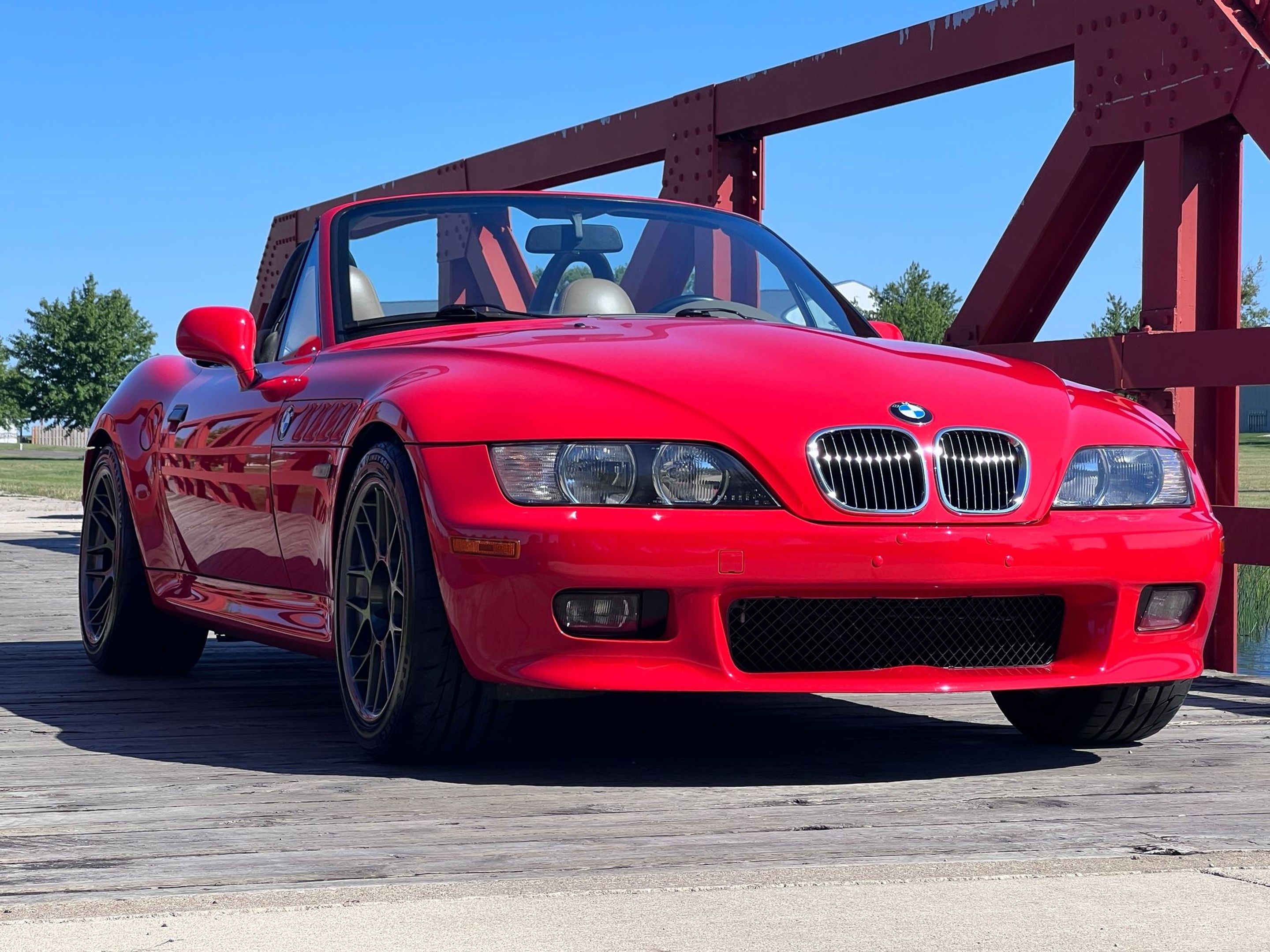 Red BMW E36/7 Roadster Z3 with 17" ARC-8 Apex wheels in Anthracite