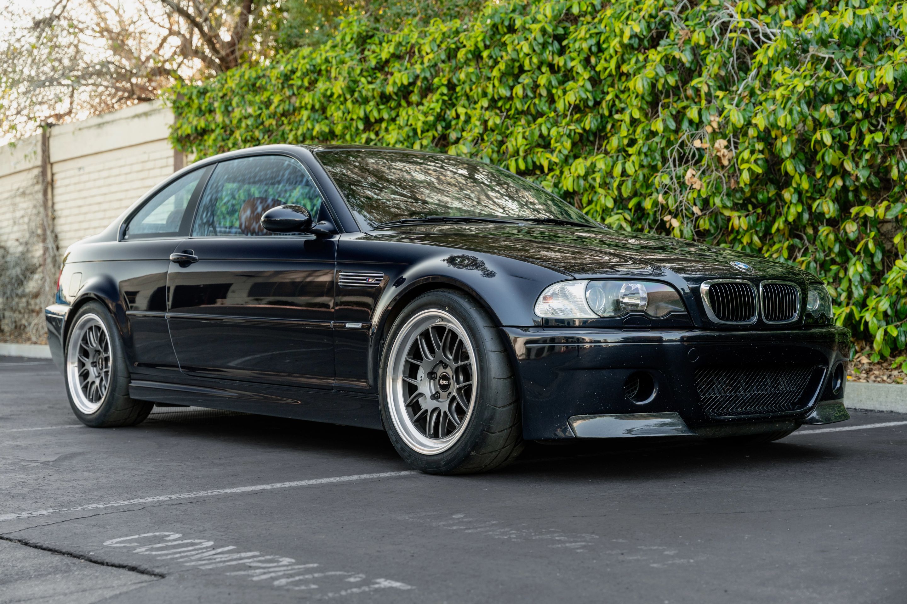 Black BMW E46 M3 with 18" ML-7RT Apex wheels in Machined Lip Anthracite