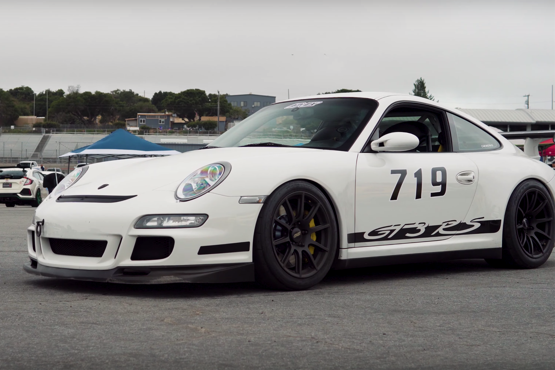 White Porsche 911 997 GT3 RS with 18" SM-10 Apex wheels in Satin Black