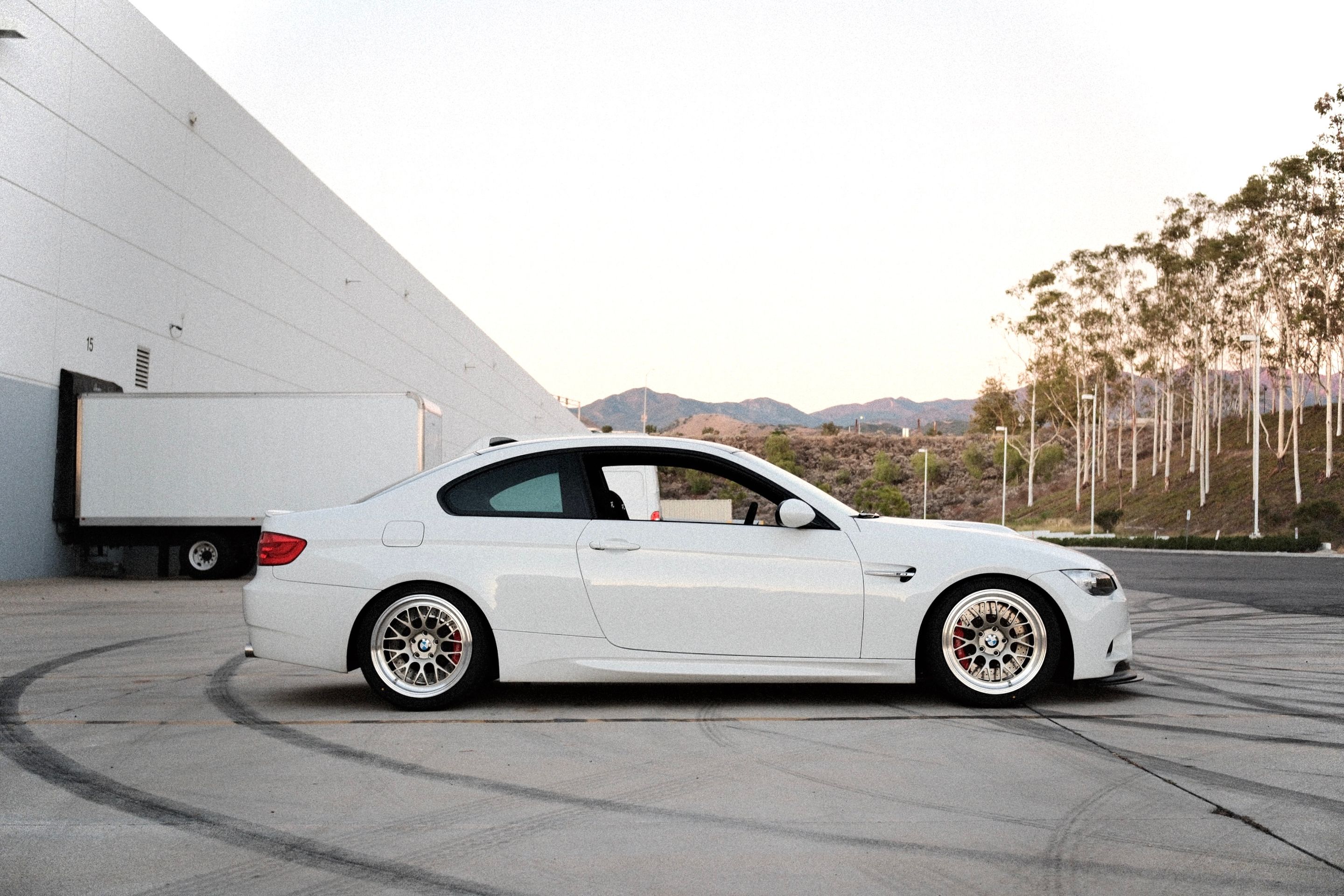 White BMW E92 Coupe M3 with 18" ML-10RT Apex wheels in Machined Lip Gloss Motorsport Gold