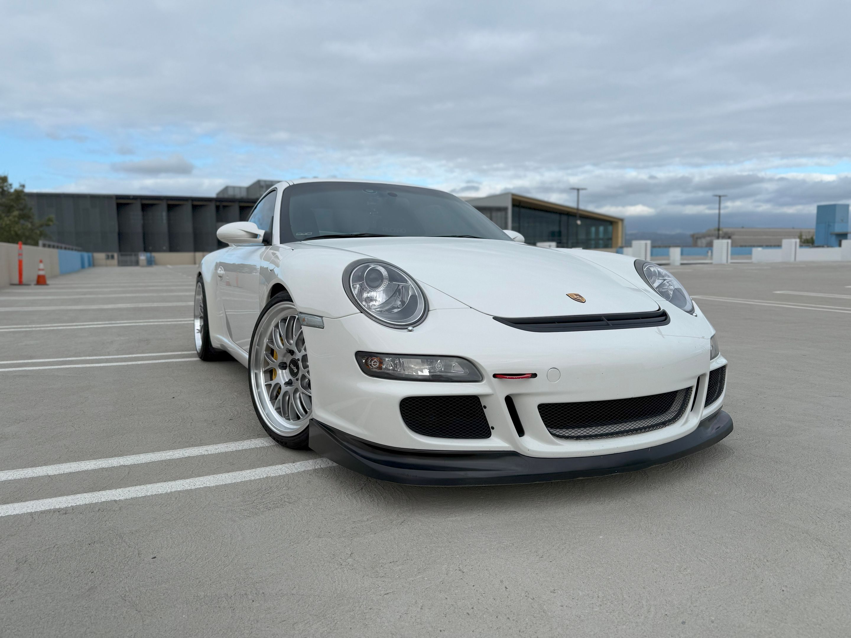 White Porsche 911 997 GT3 with 19" ML-10RT Apex wheels in Machined Lip Brushed Clear