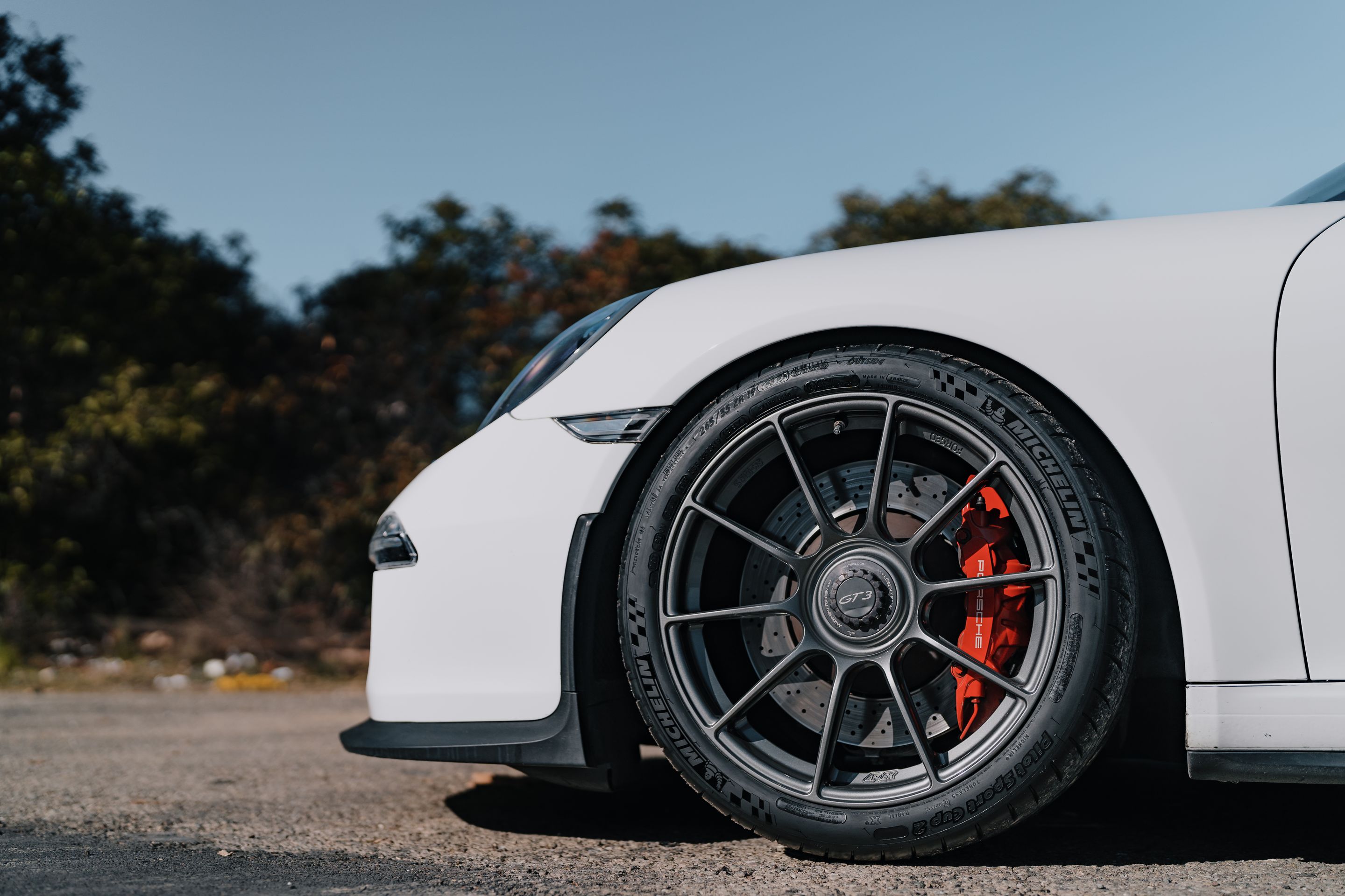White Porsche 911 991.1 GT3 with 19" SM-10RS Apex wheels in Anthracite
