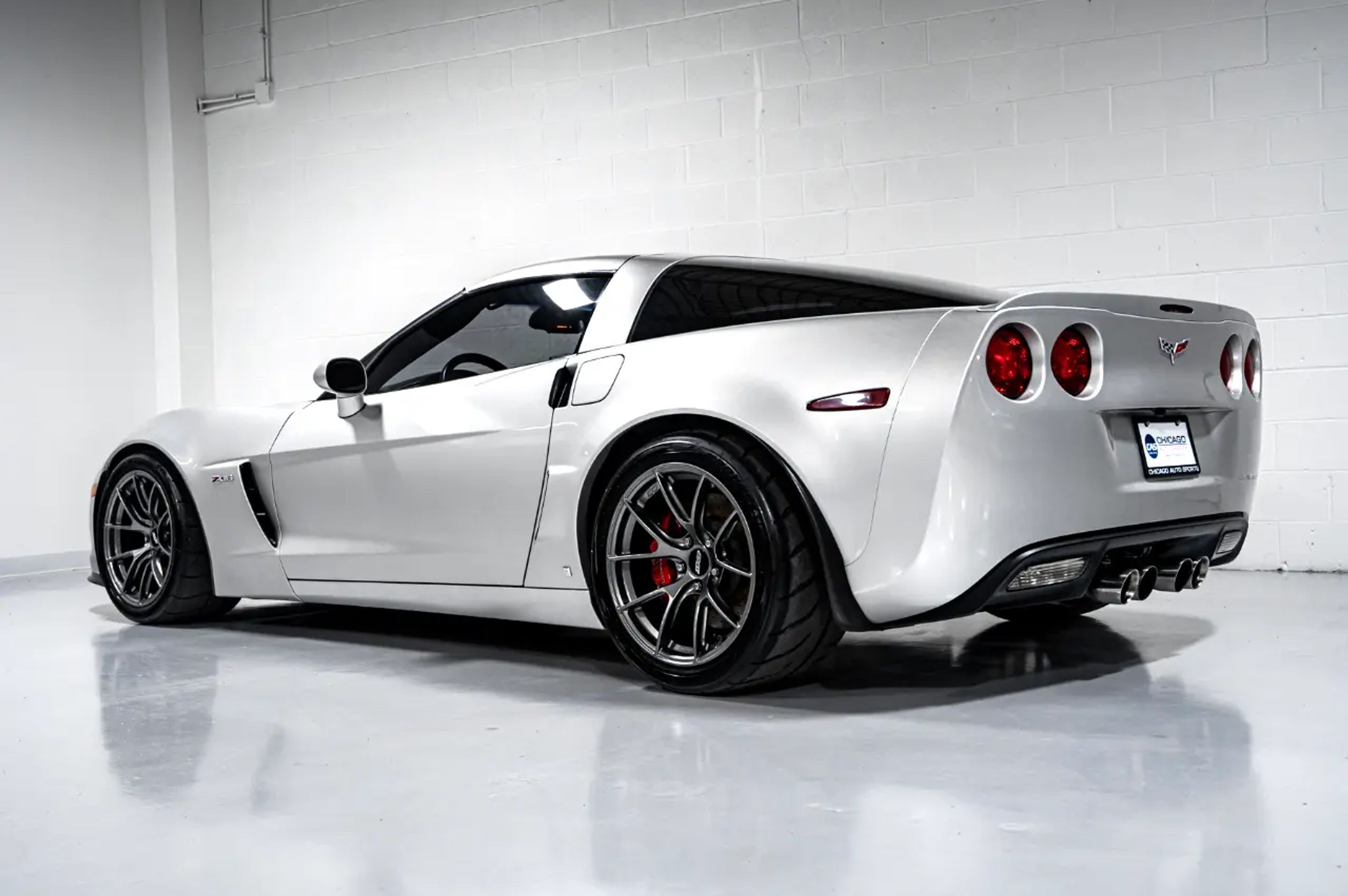 Silver Chevrolet C6 Corvette Z06 with 18"/19" VS-5RS Apex wheels in Anthracite