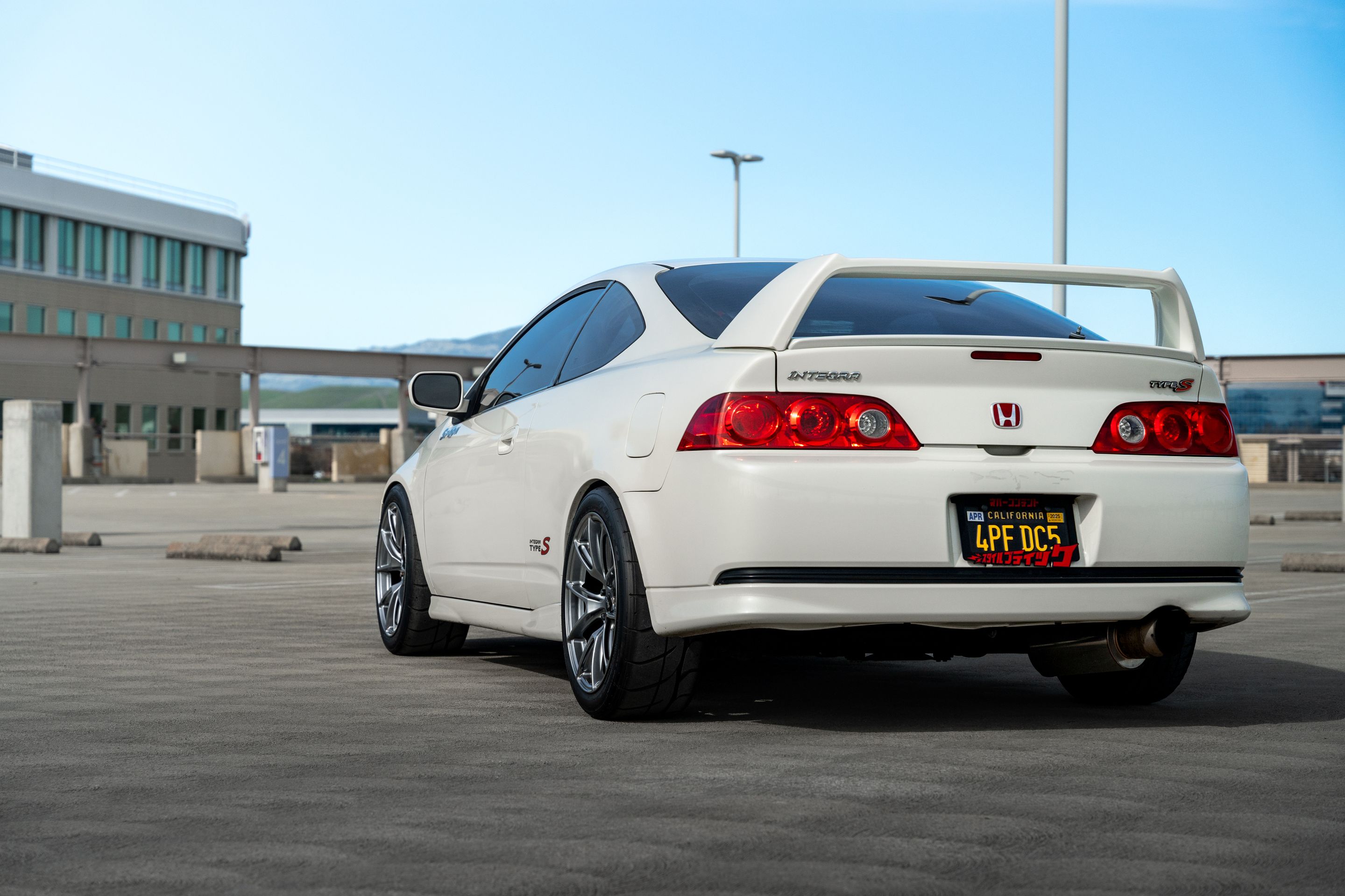 White Acura DC5 RSX with 18" VS-5 Apex wheels in Hyper Black