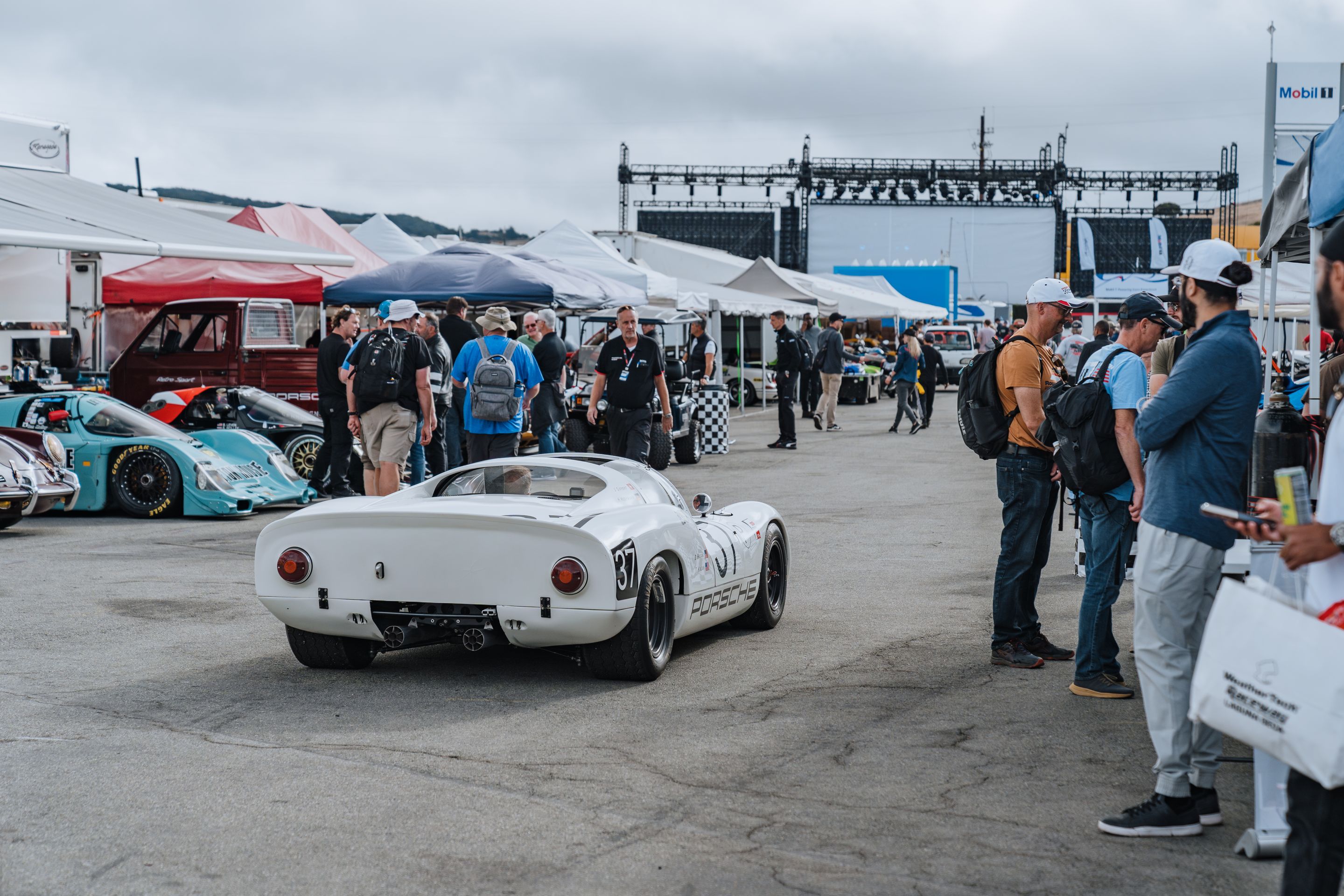 White Porsche 911 996 GT2 with 18" EC-7RS Apex wheels in Anthracite