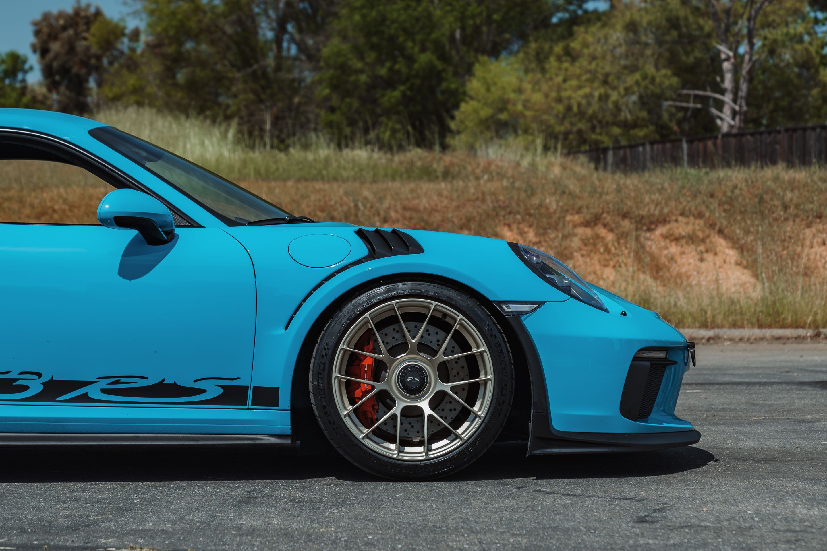 Blue Porsche 911 991.2 GT3 RS with 19" EC-7RS Apex wheels in Motorsport Gold