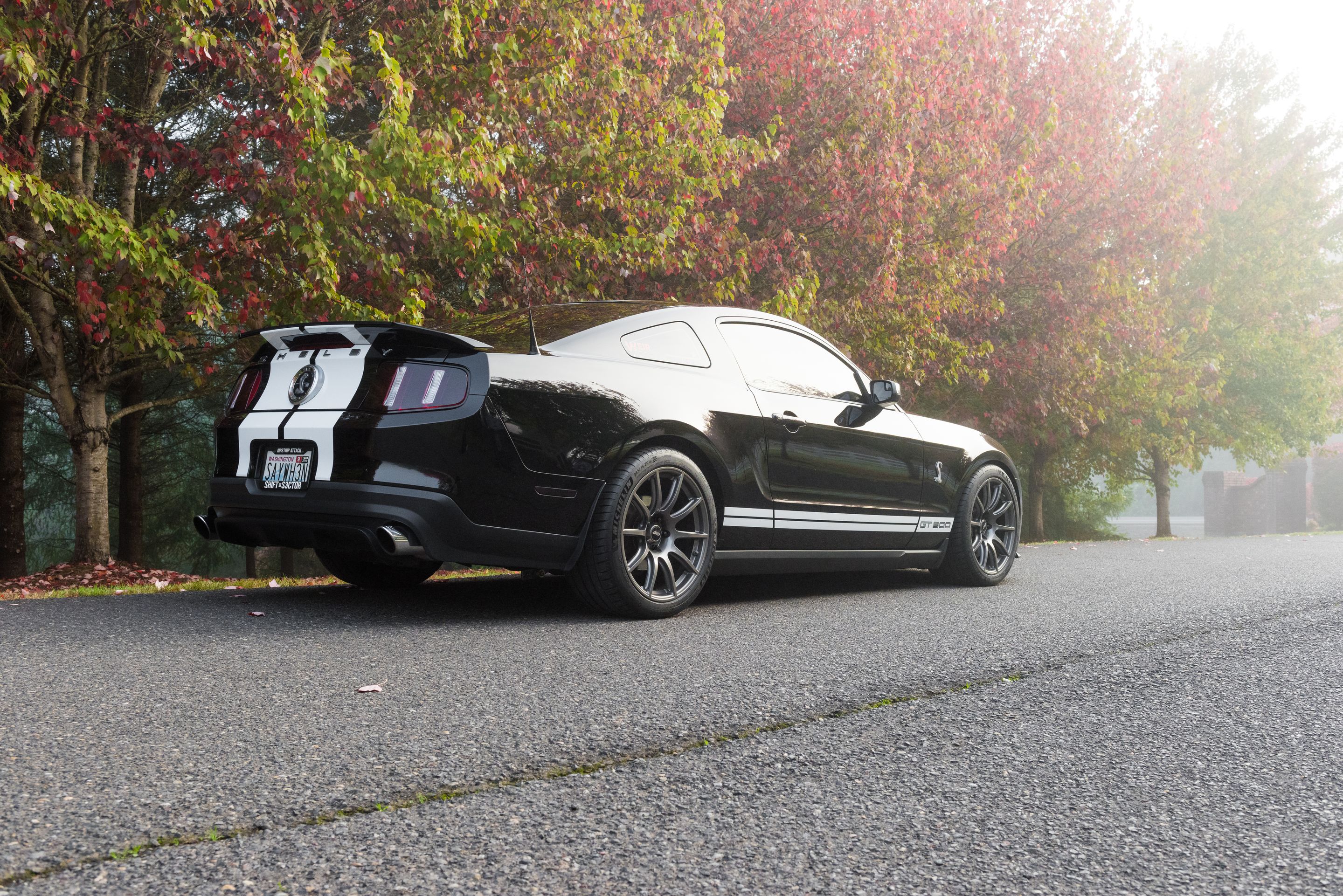Black Ford S197 Mustang GT500 with 19" SM-10 Apex wheels in Anthracite