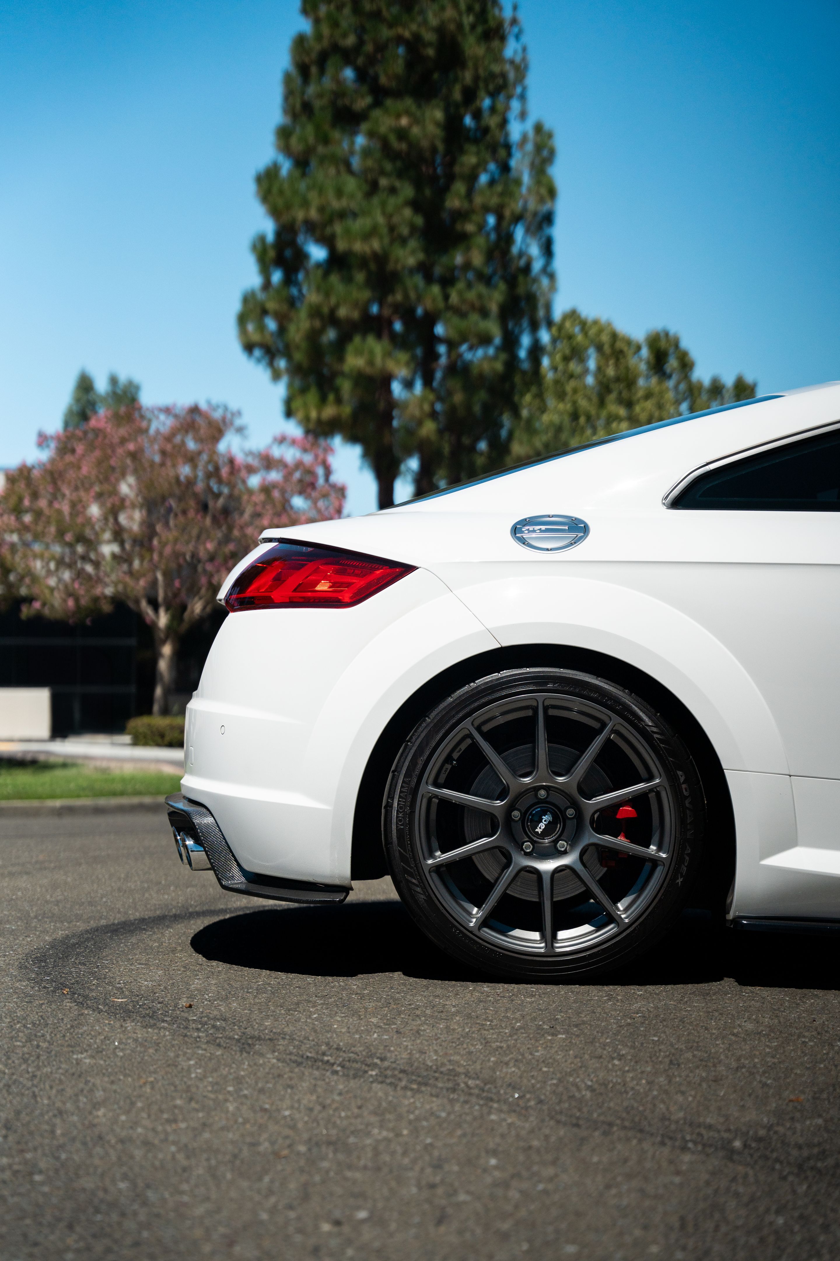White Audi 8S TTS with 18" SM-10 Apex wheels in Anthracite