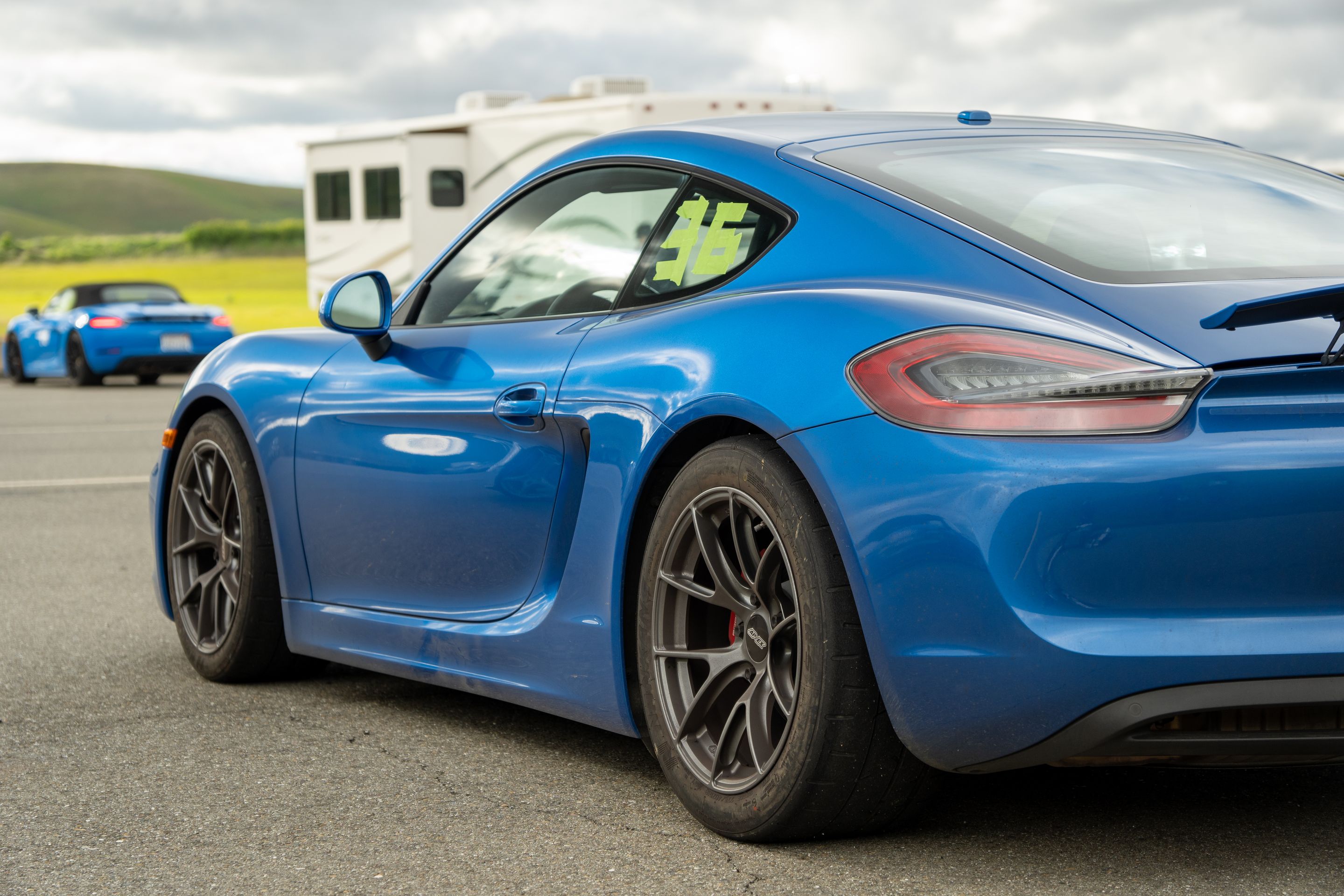 Blue Porsche 981 Cayman S with 18" VS-5RS Apex wheels in Anthracite
