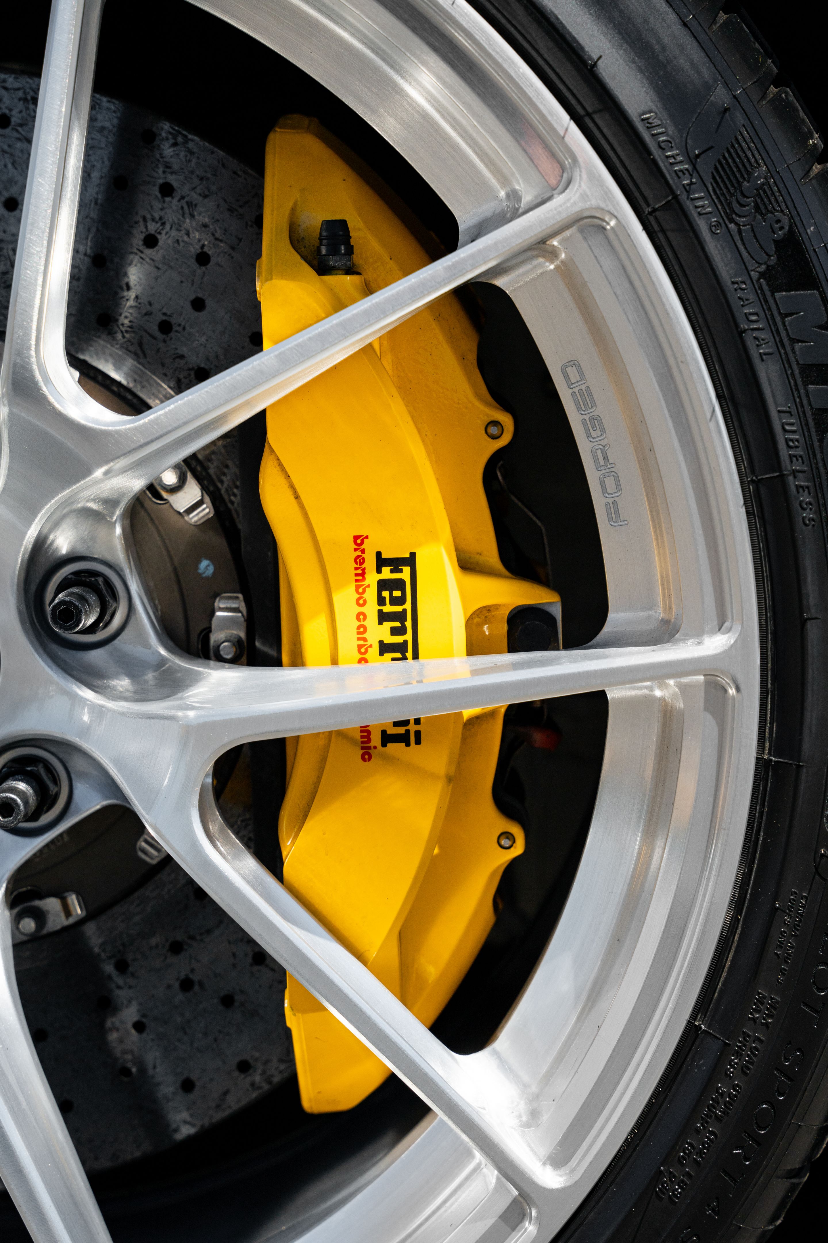 White Ferrari 458 Italia with 20" VS-5RS Apex wheels in Brushed Clear