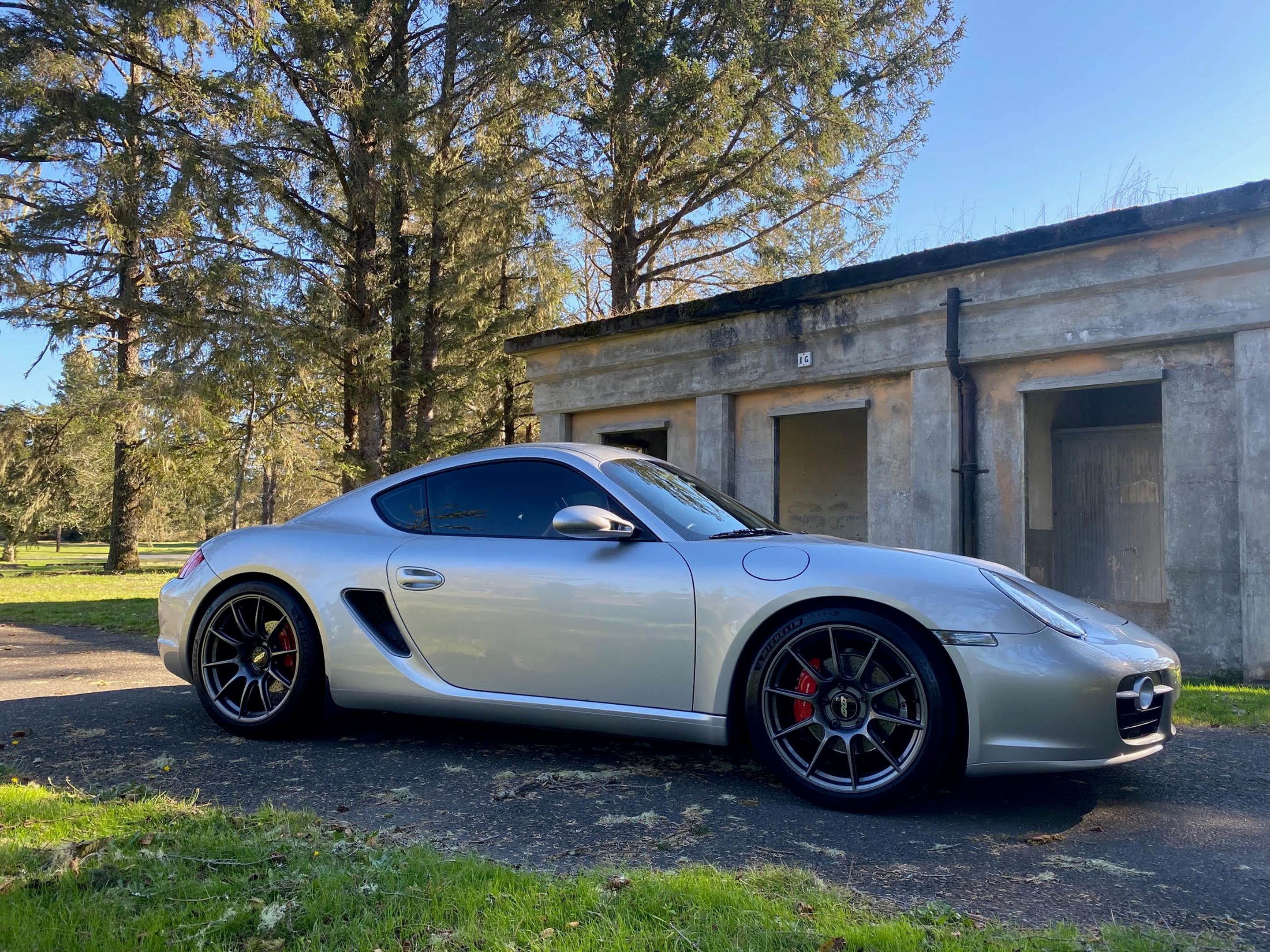 Silver Porsche 987 Cayman S with 19" SM-10 Apex wheels in Anthracite