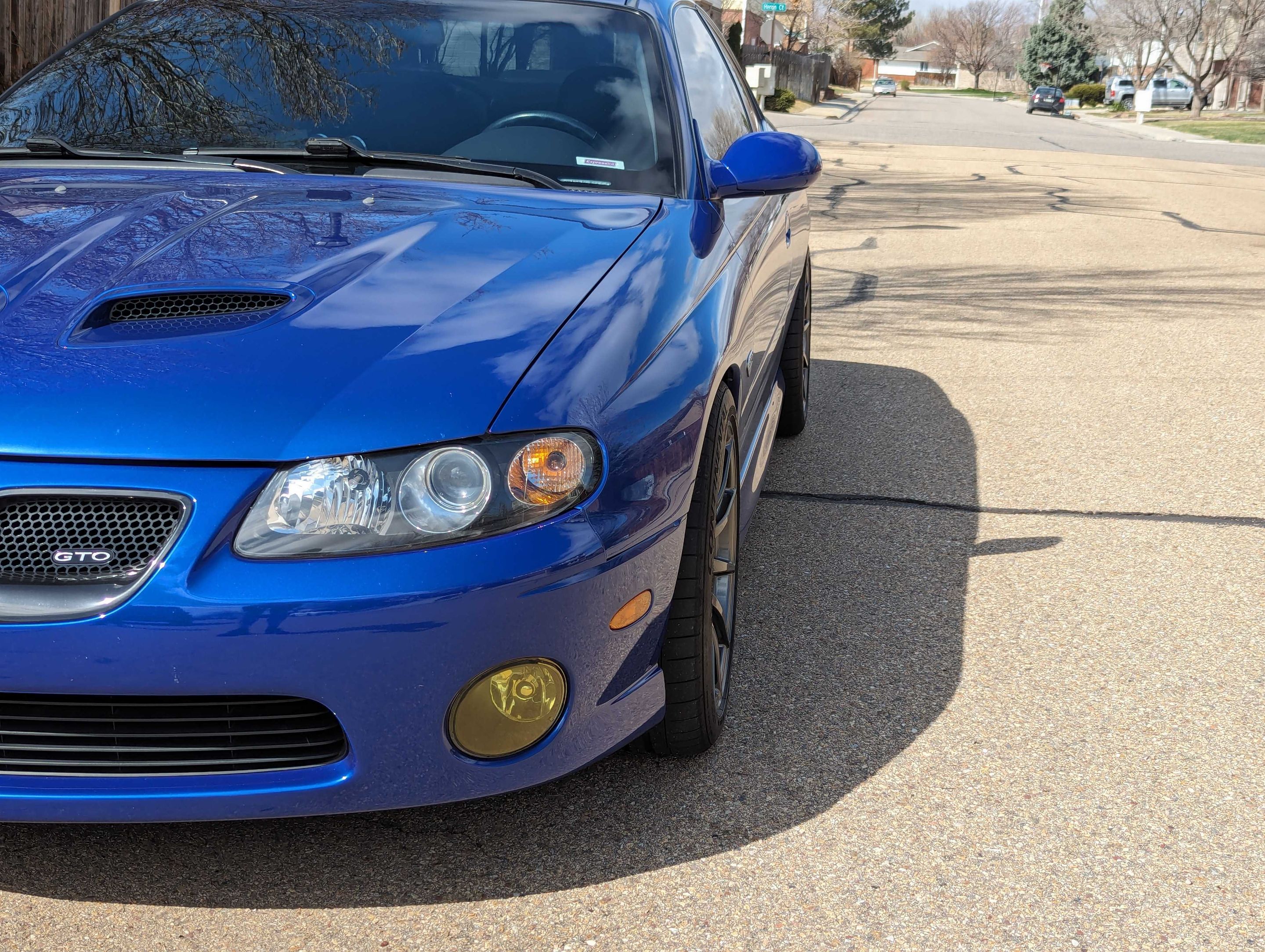 Blue Pontiac 5th Gen GTO with 18" SM-10 Apex wheels in Anthracite