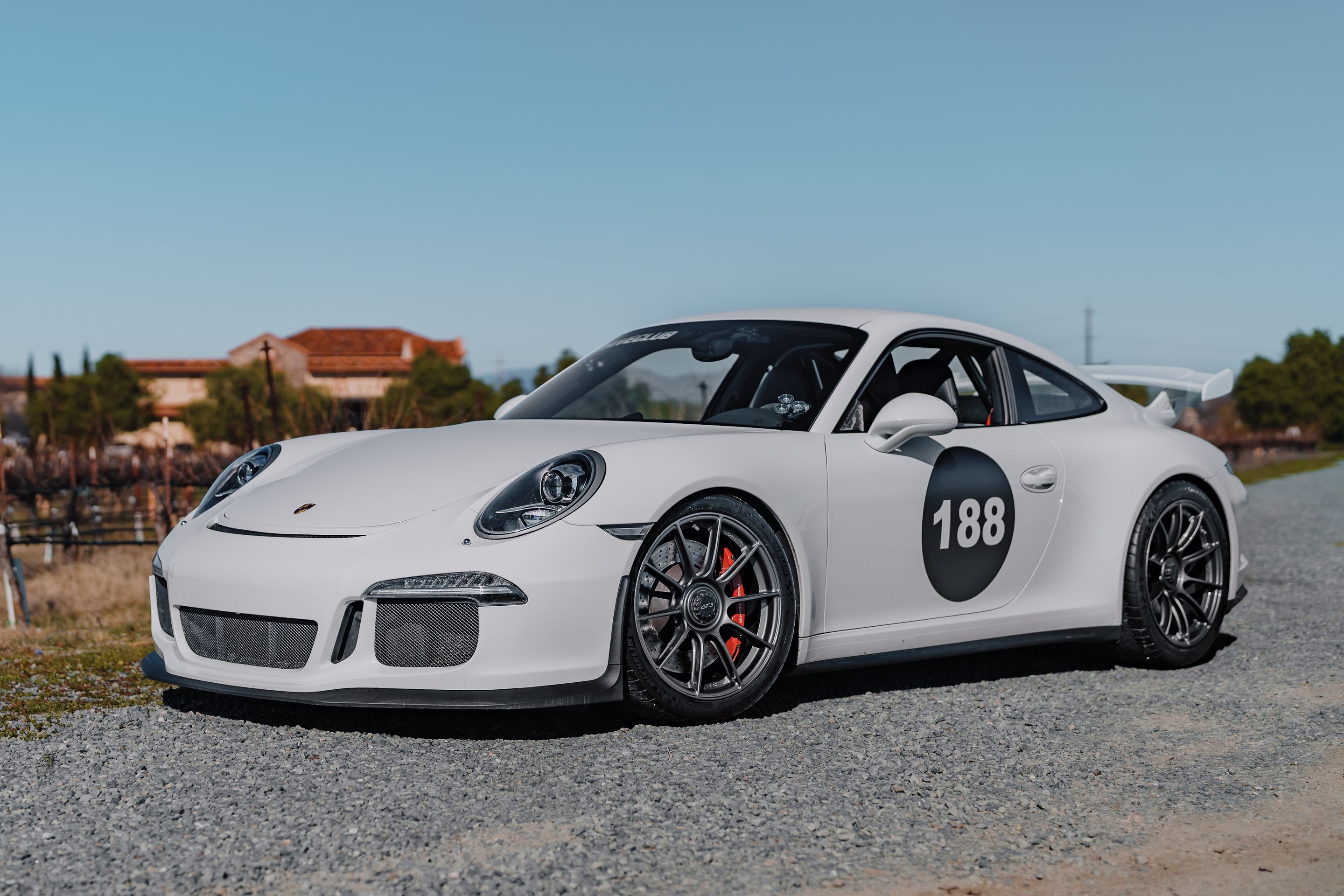 White Porsche 911 991.1 GT3 with 19" SM-10RS Apex wheels in Anthracite