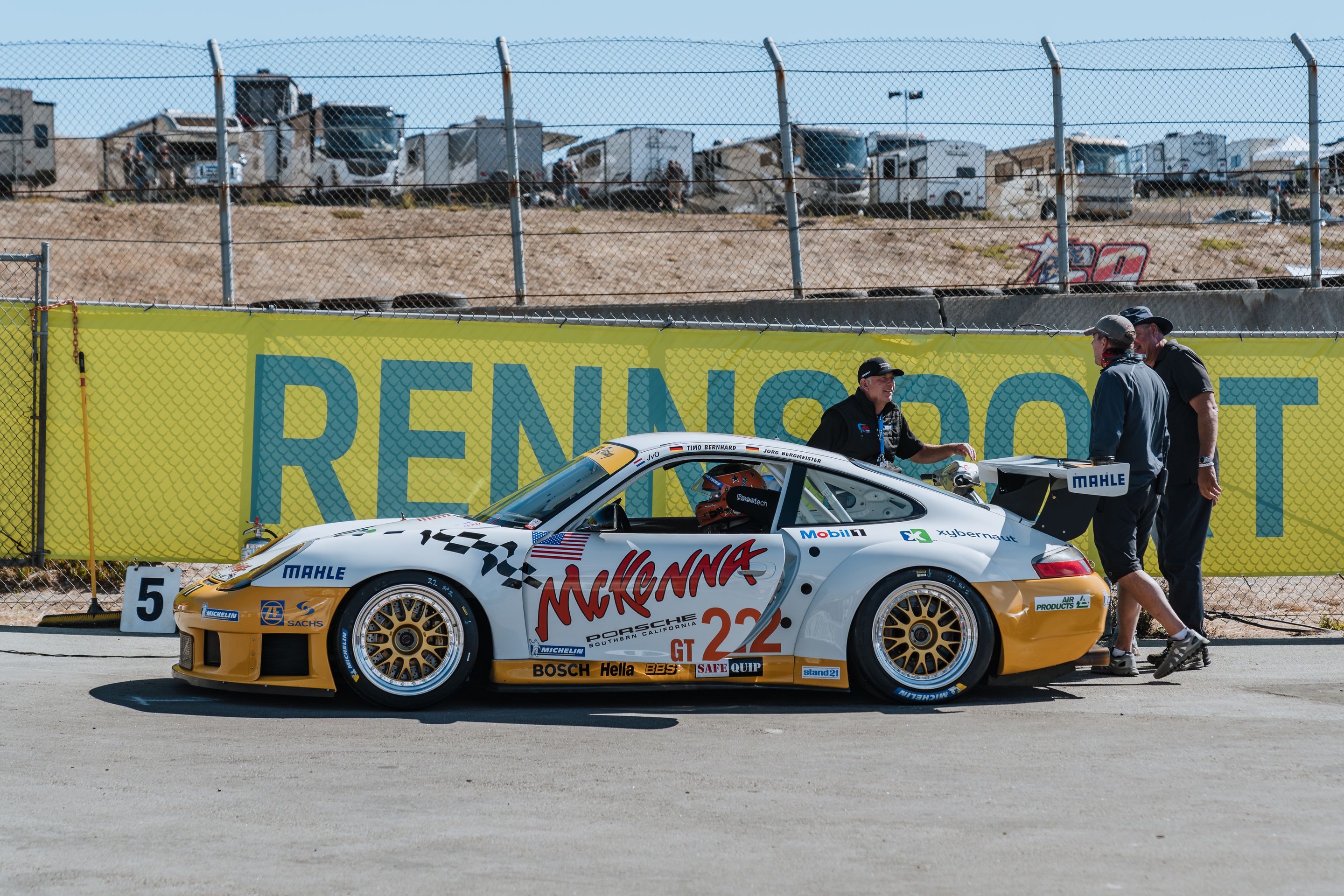 White Porsche 911 996 GT2 with 18" EC-7RS Apex wheels in Anthracite
