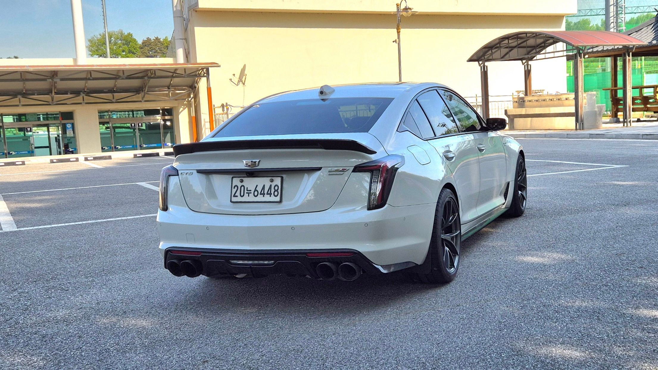 Grey Cadillac CT5-V Blackwing with 19" VS-5RS Apex wheels in Anthracite