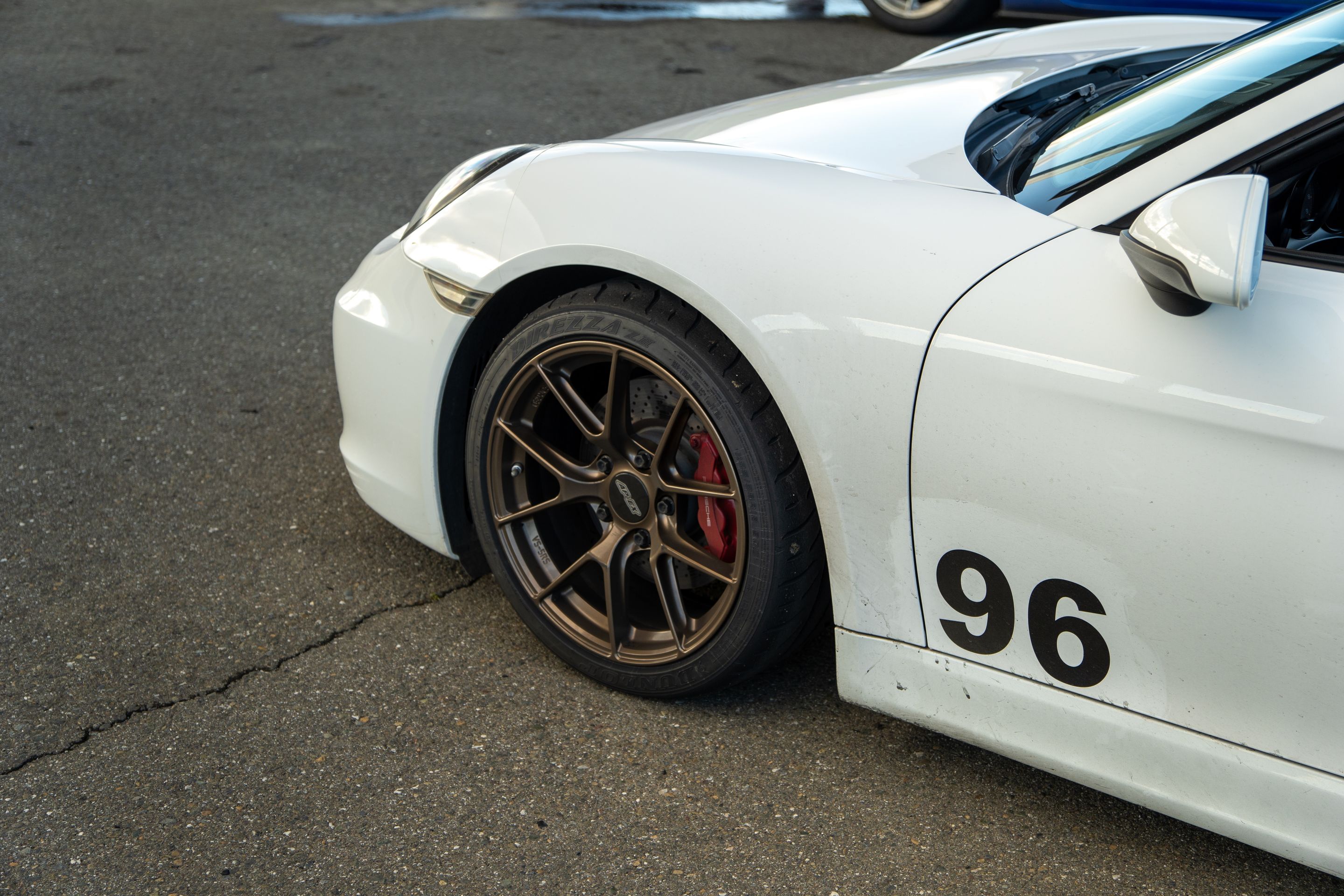 White Porsche 981 Cayman S with 18" VS-5RS Apex wheels in Satin Bronze