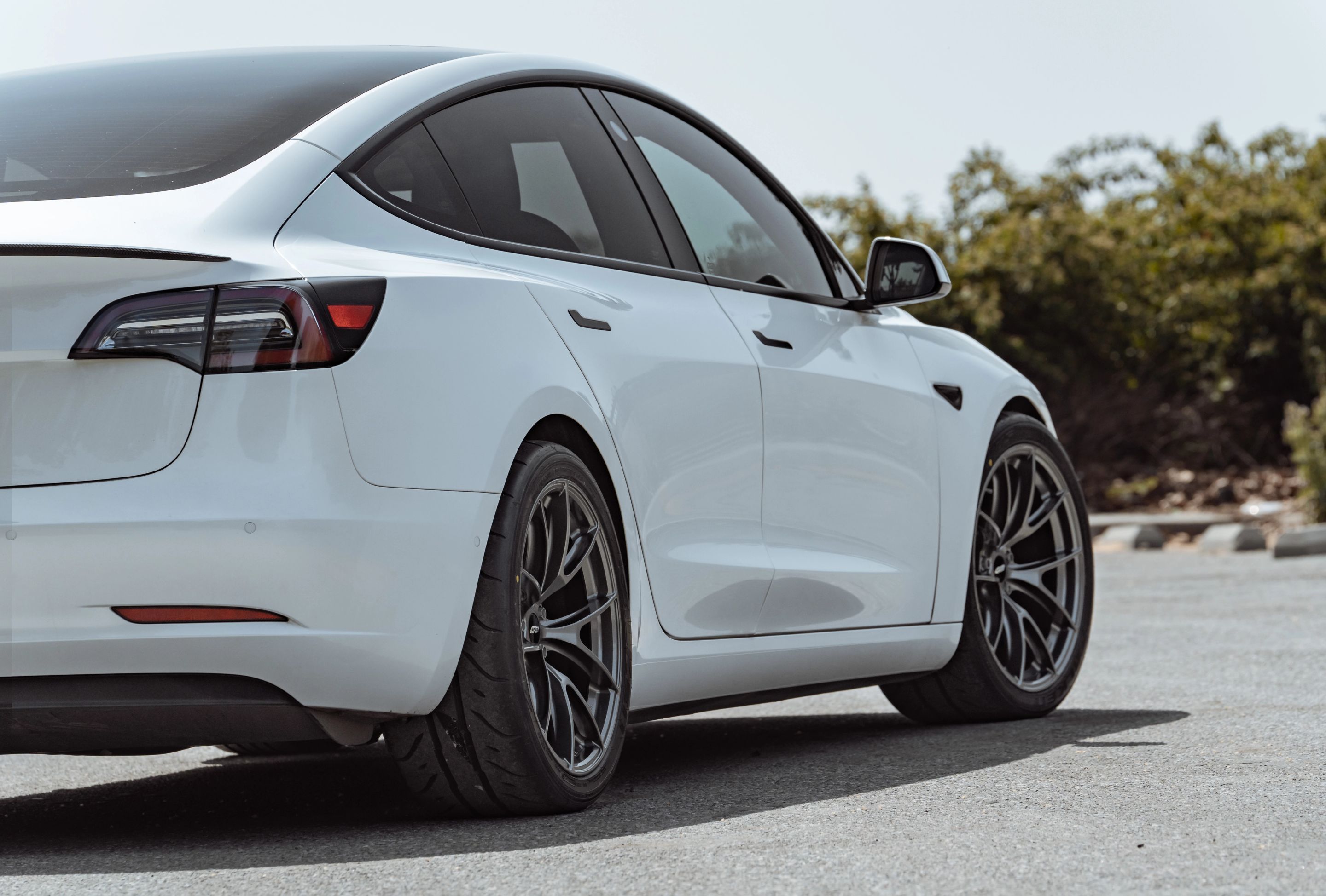 White Tesla Model 3 with 19" VS-5RS Apex wheels in Anthracite